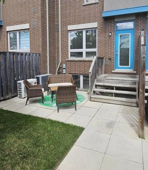 Modern 2BR Townhouse w Patio & Free Parking Family & Work Stays