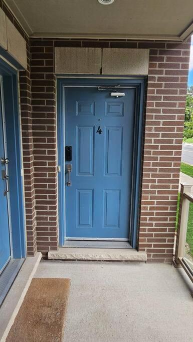 Modern 2BR Townhouse w Patio & Free Parking Family & Work Stays