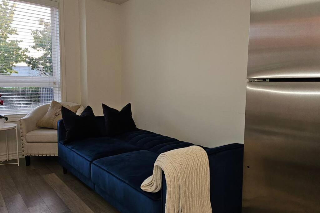 Modern 2BR Townhouse w Patio & Free Parking Family & Work Stays