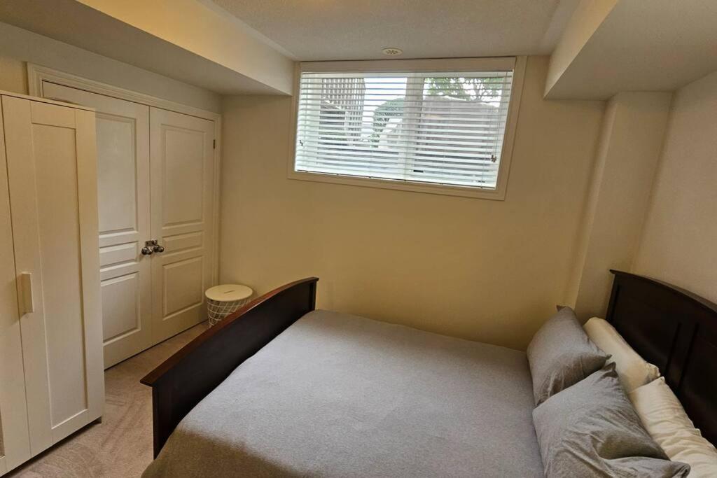 Modern 2BR Townhouse w Patio & Free Parking Family & Work Stays