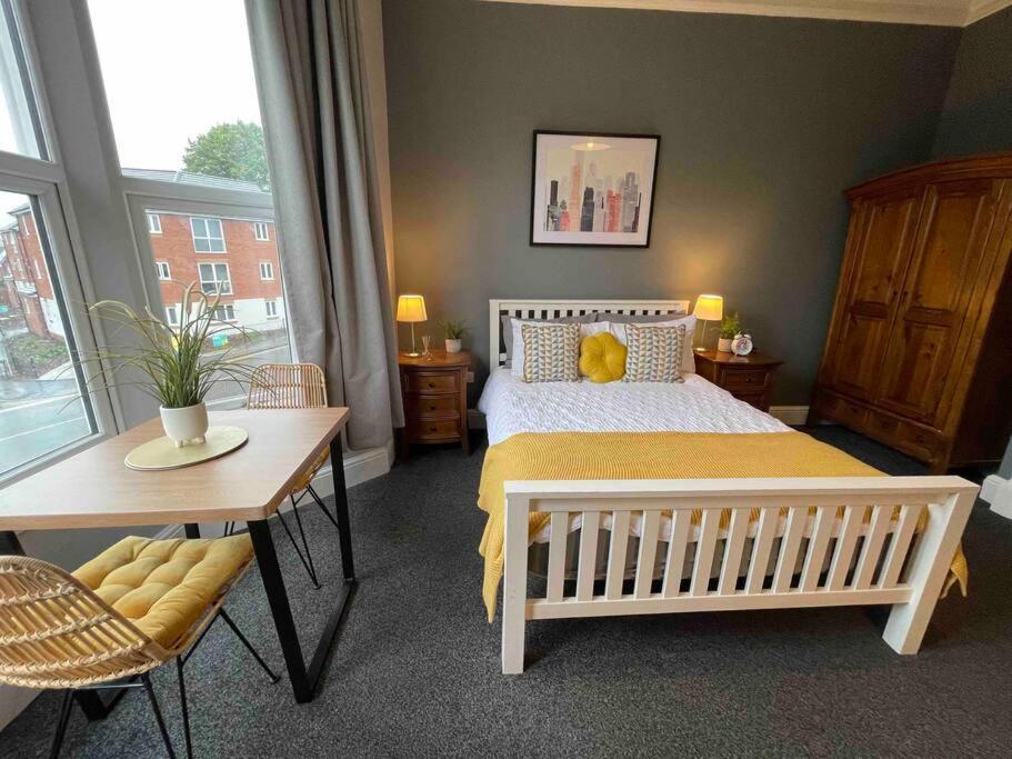 Serviced Apartment- 1 Bed-Next To Train Station view 4