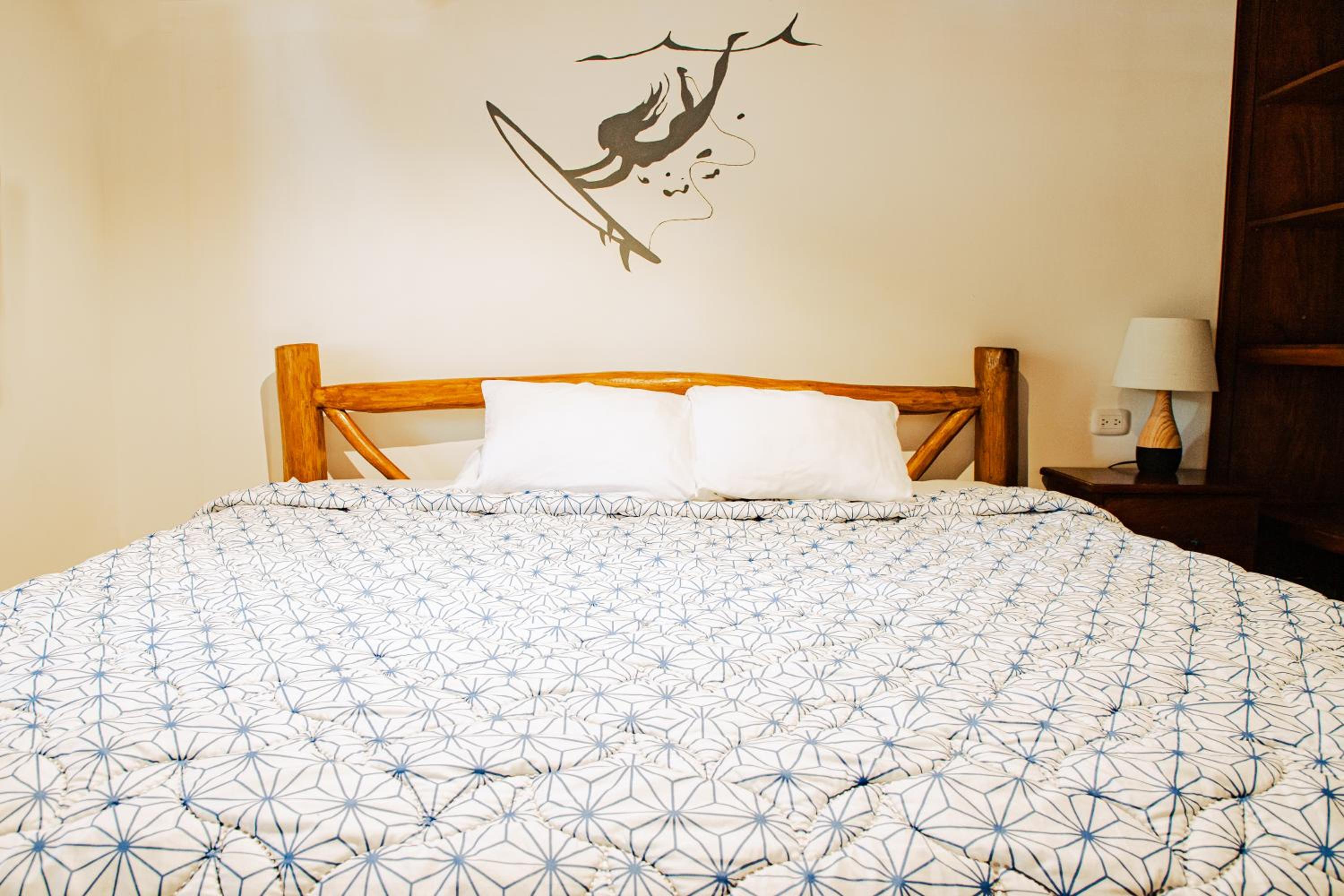 El Gato Rojas Surf Hostel