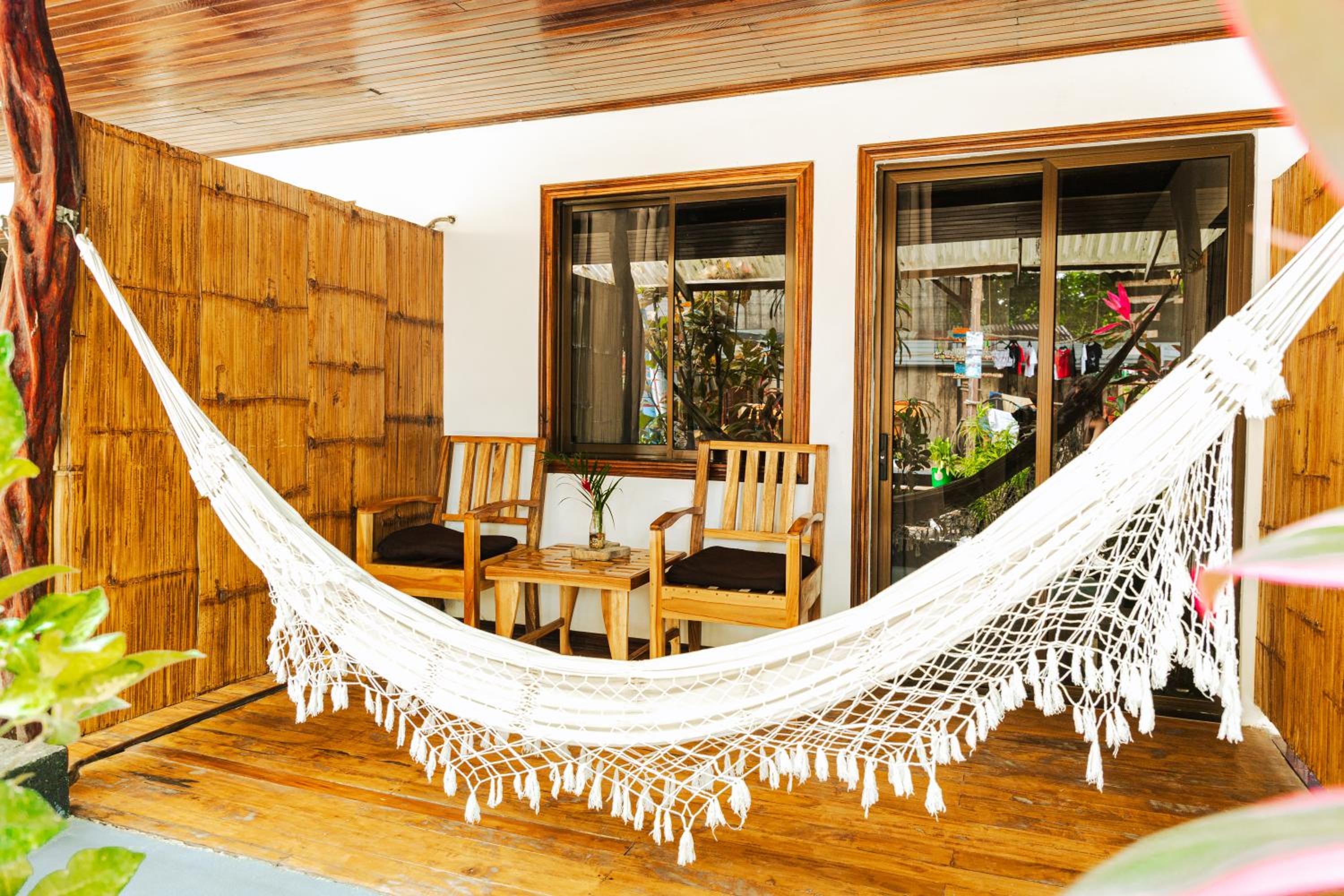 El Gato Rojas Surf Hostel