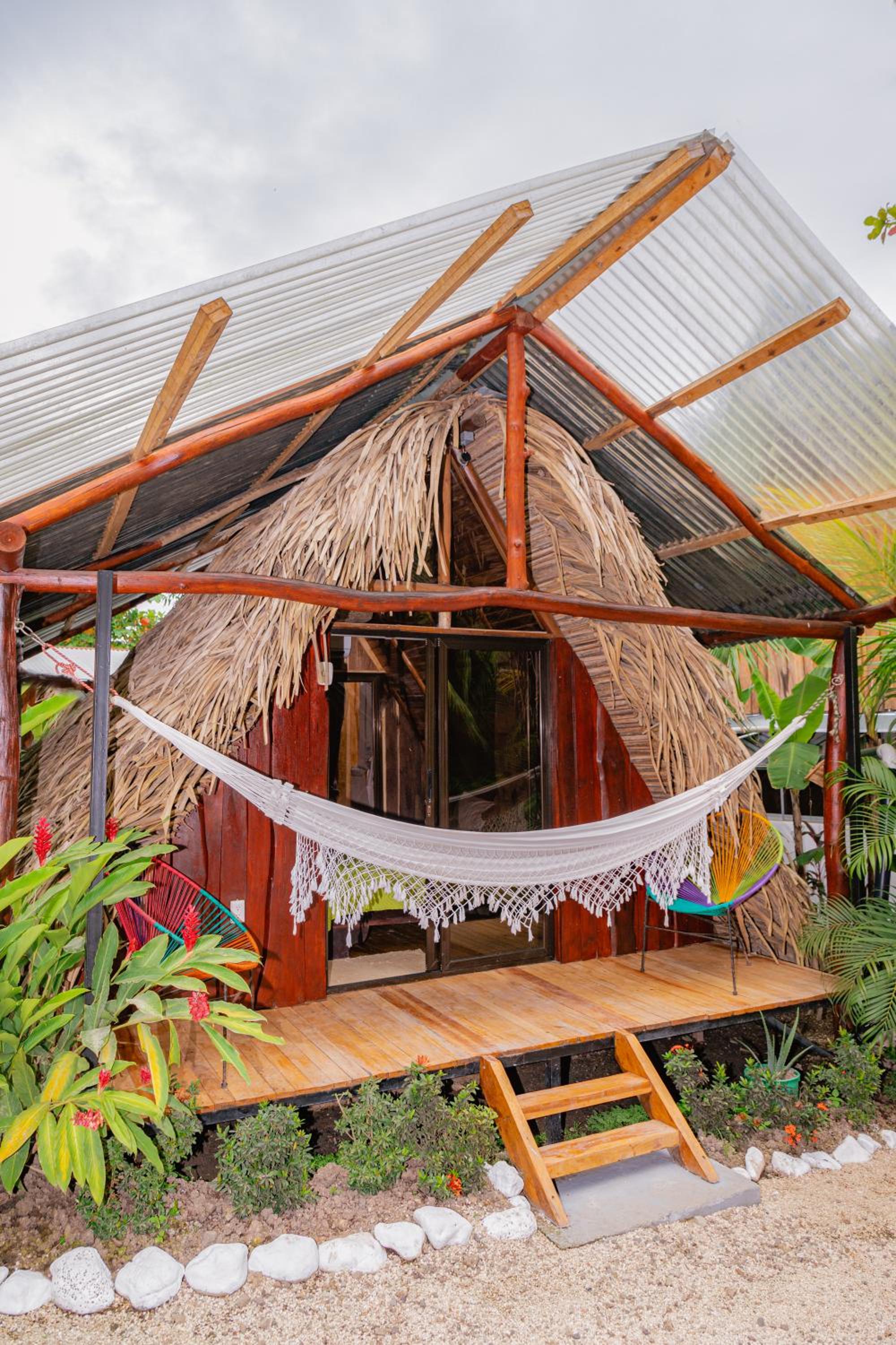 El Gato Rojas Surf Hostel