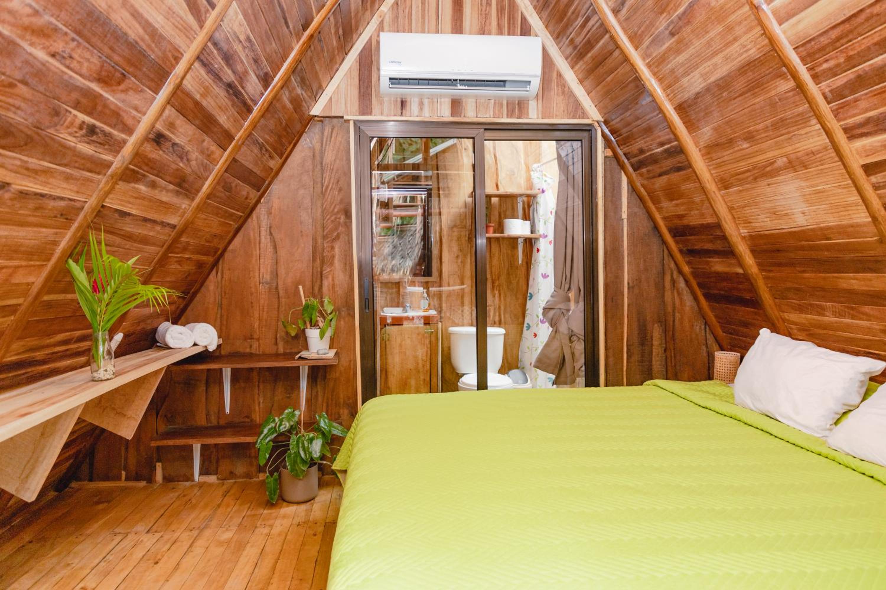 El Gato Rojas Surf Hostel