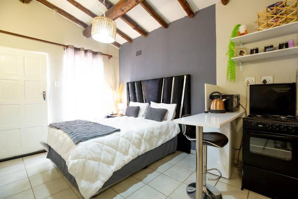 Relax in Nature Cottage Close to OR Tambo International Airport