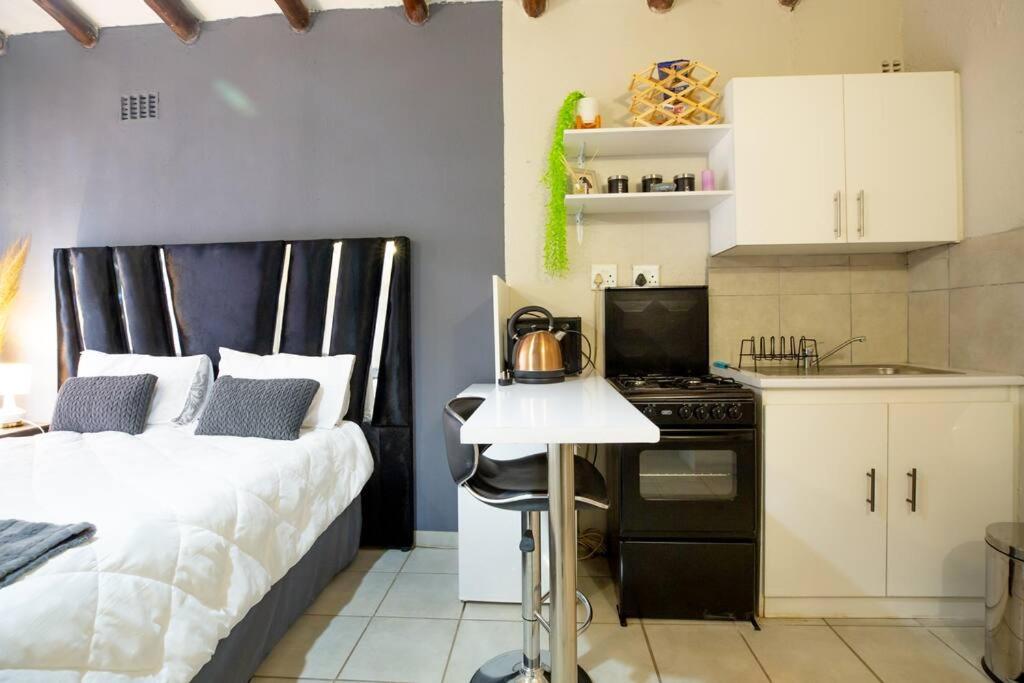 Relax in Nature Cottage Close to OR Tambo International Airport