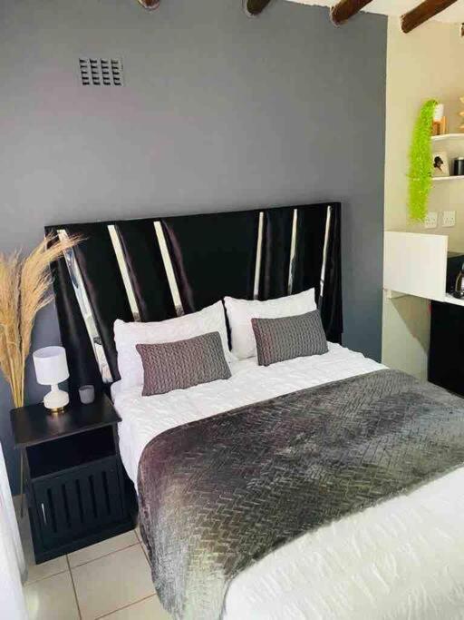 Relax in Nature Cottage Close to OR Tambo International Airport
