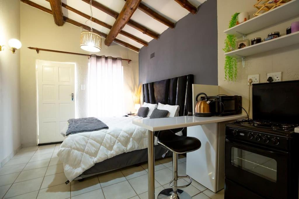 Relax in Nature Cottage Close to OR Tambo International Airport