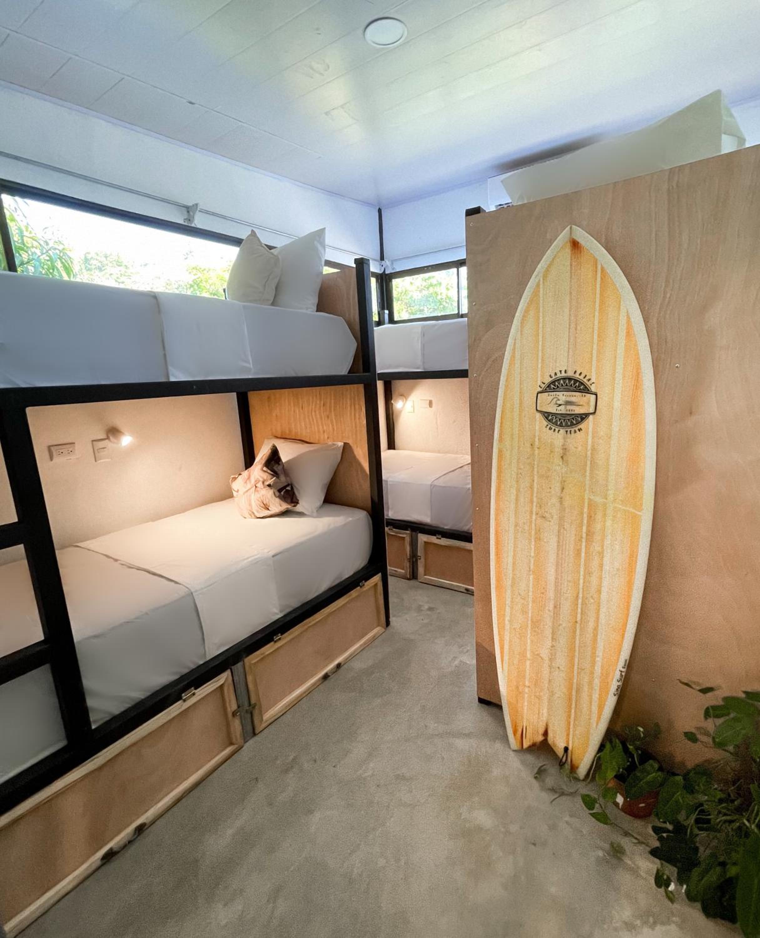 El Gato Rojas Surf Hostel
