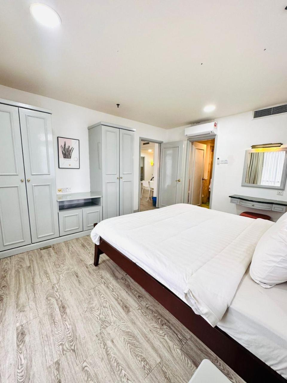 KL COZY GOLD SUITE At TIMES SQUARE