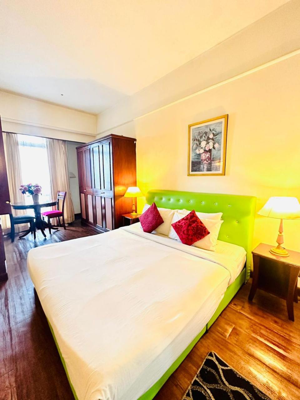 KL COZY GOLD SUITE At TIMES SQUARE