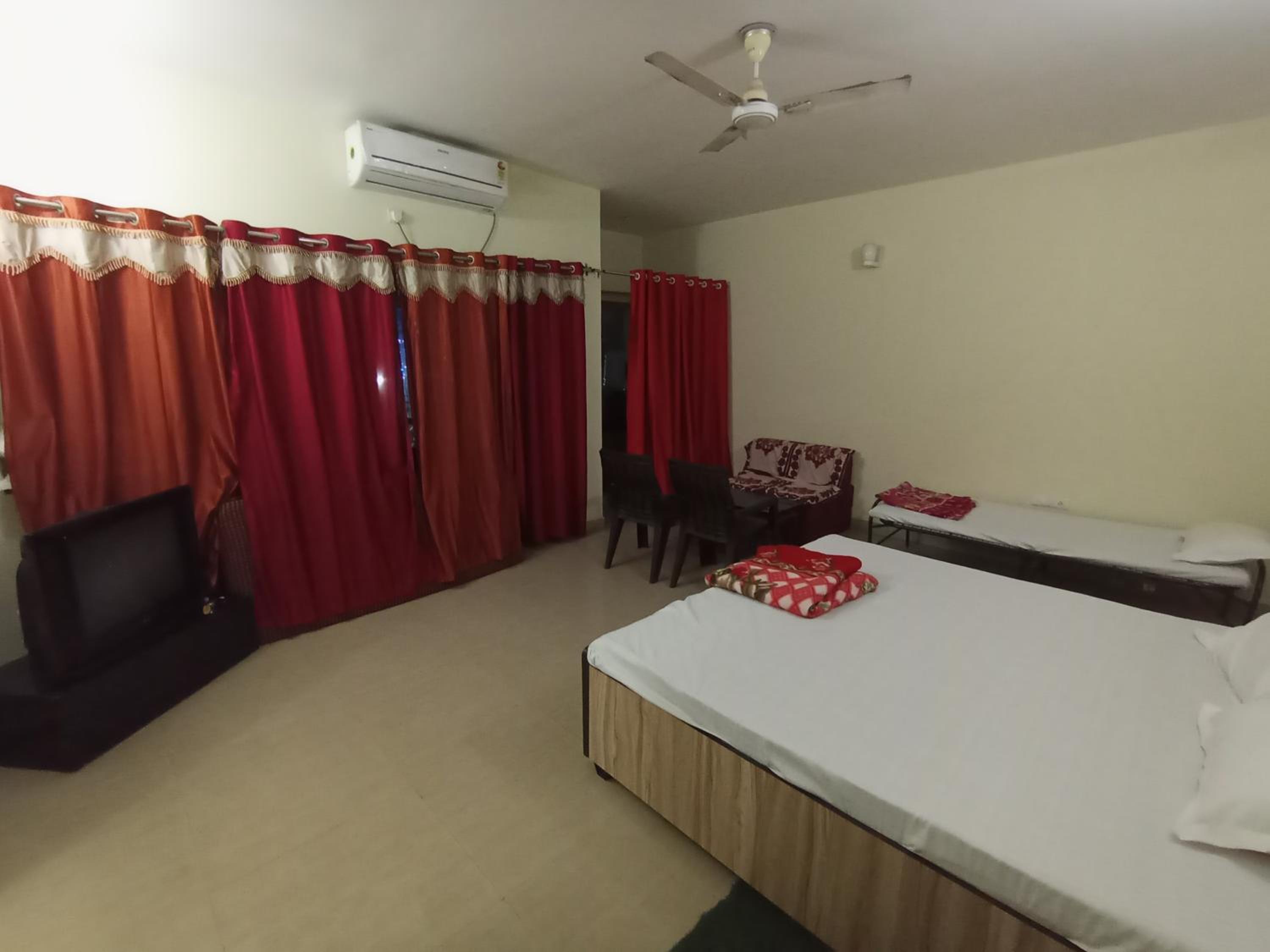 Ac Beautiful Luxury stay in Omaxe Vrindavan Jai bankebihariji by Shishamare view 5