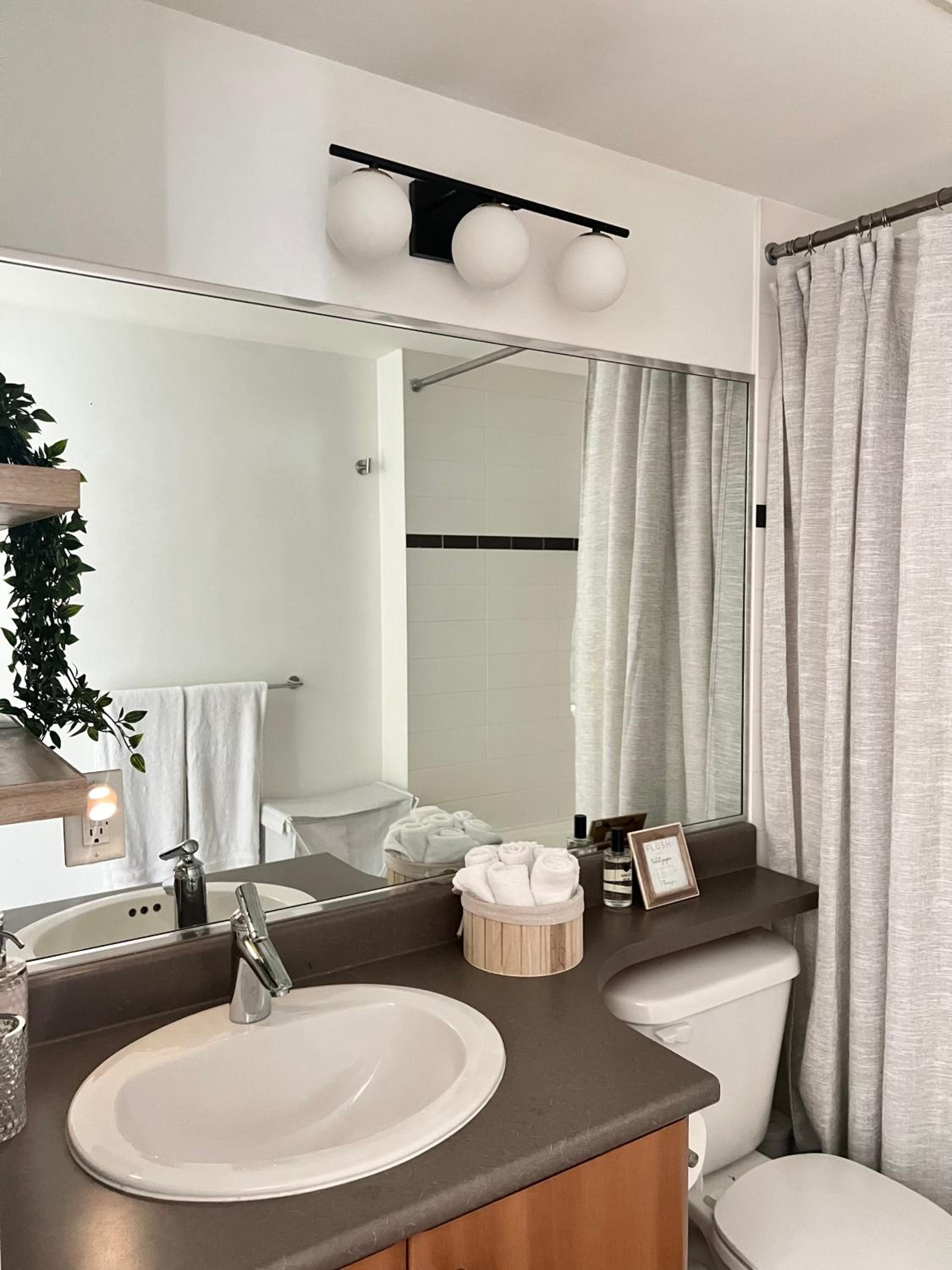 3-Bedrooms Apartment with stunning 180 water, mountain and city view Pool Hot Tub and Gym Heart of Downtown Skytrain 3mins walk Right by BC Place Rogers ar