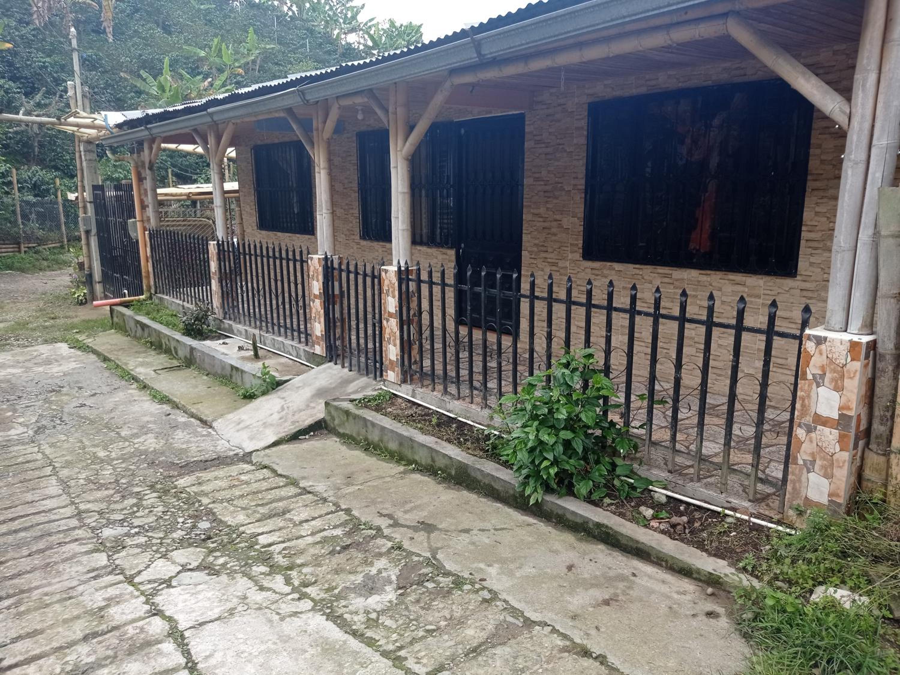 Casa campestre cafetera, con agua caliente
