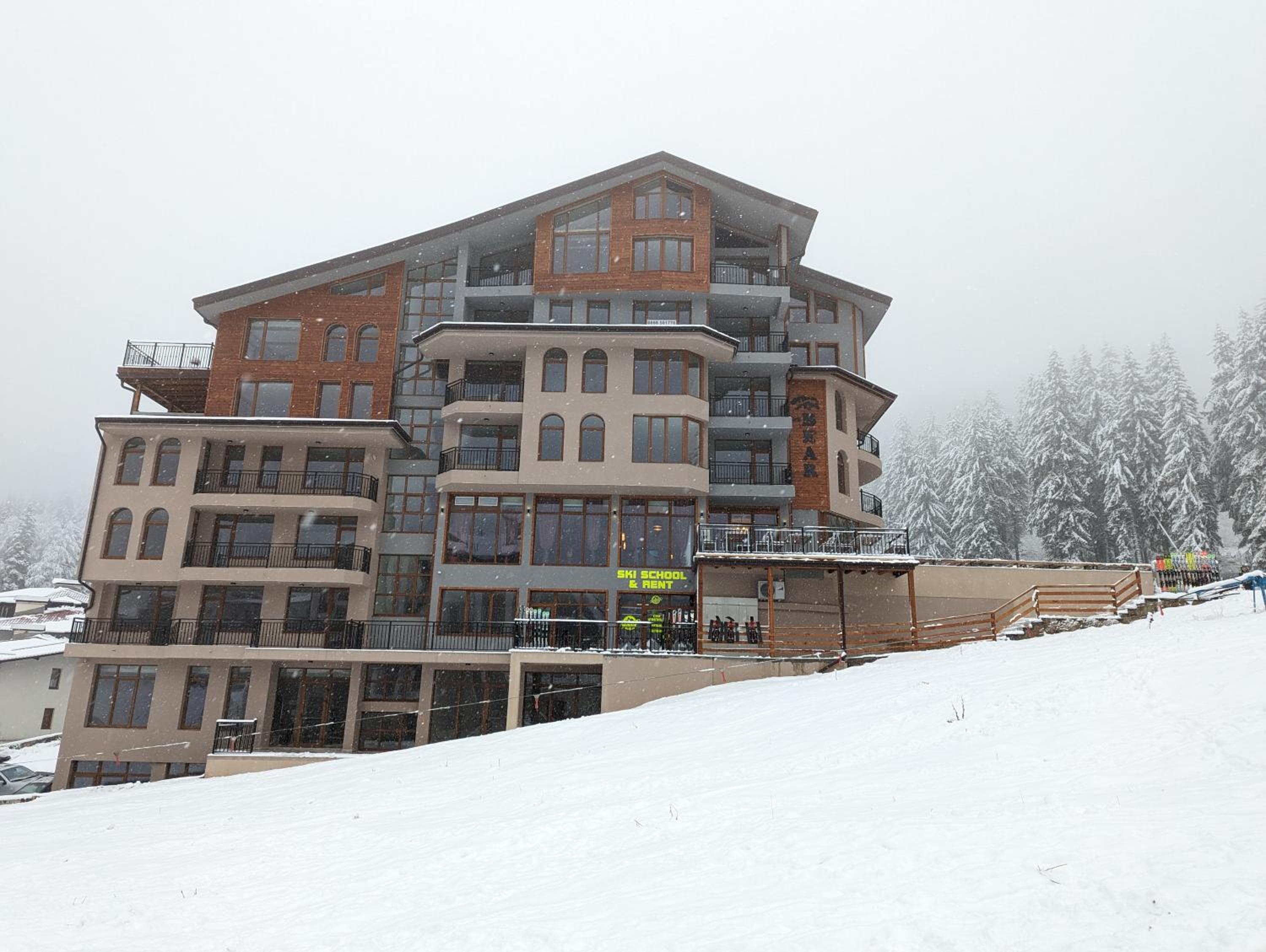 Pine & Wine Bathtub Apartment