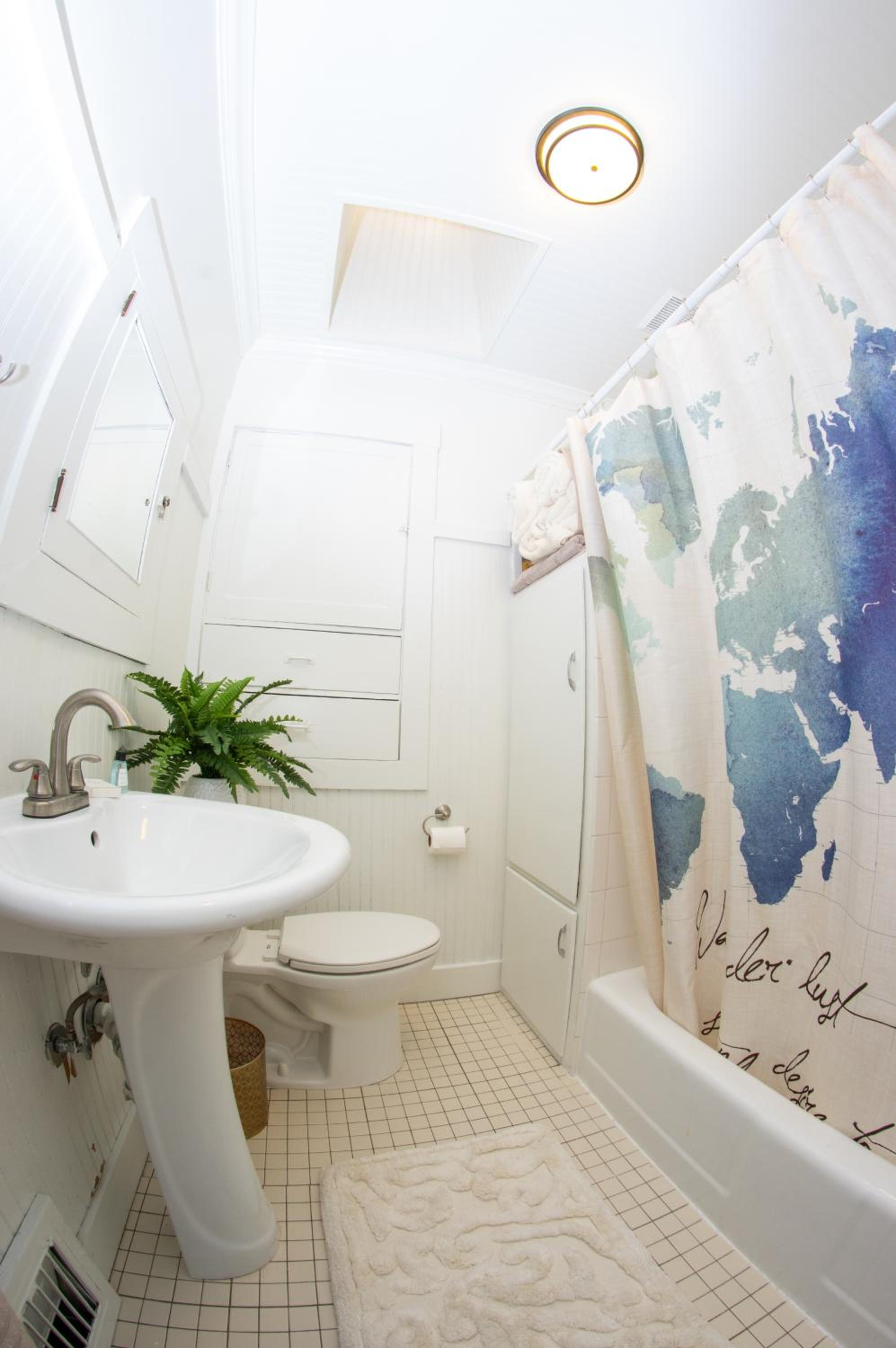 Urban Escape by Mountains w/3BR, Wi-Fi, Laundry view 5