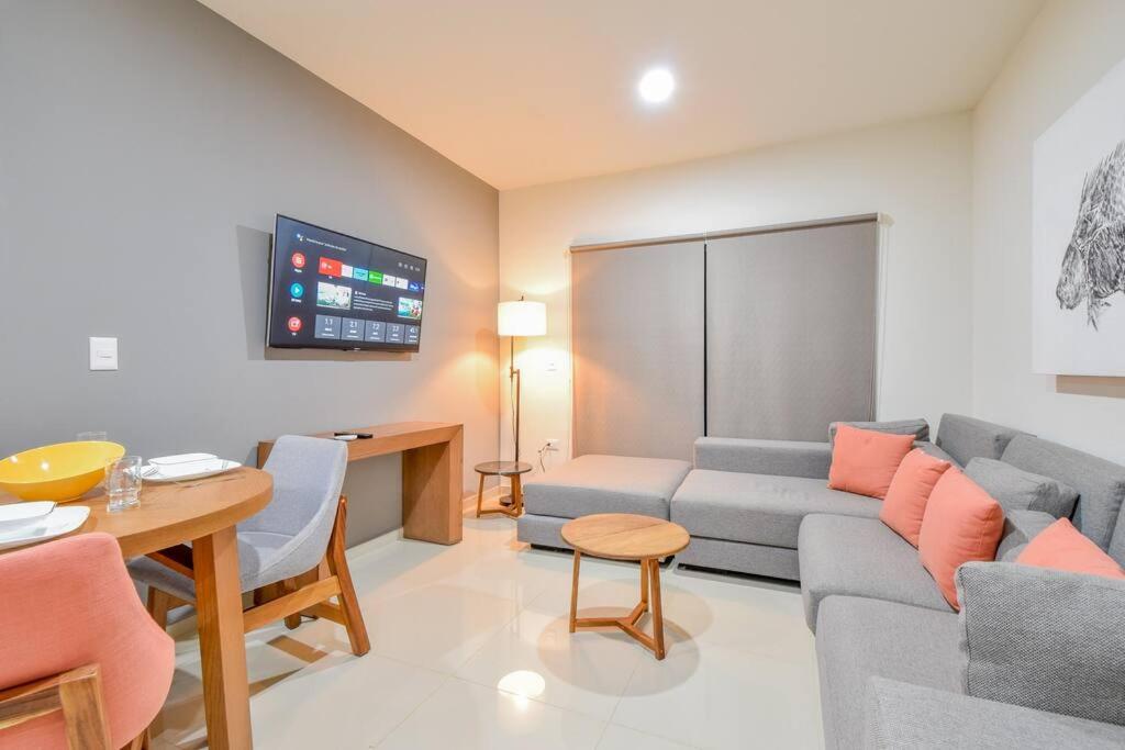 Bonito condo Zona Dorada con Piscina y Cochera