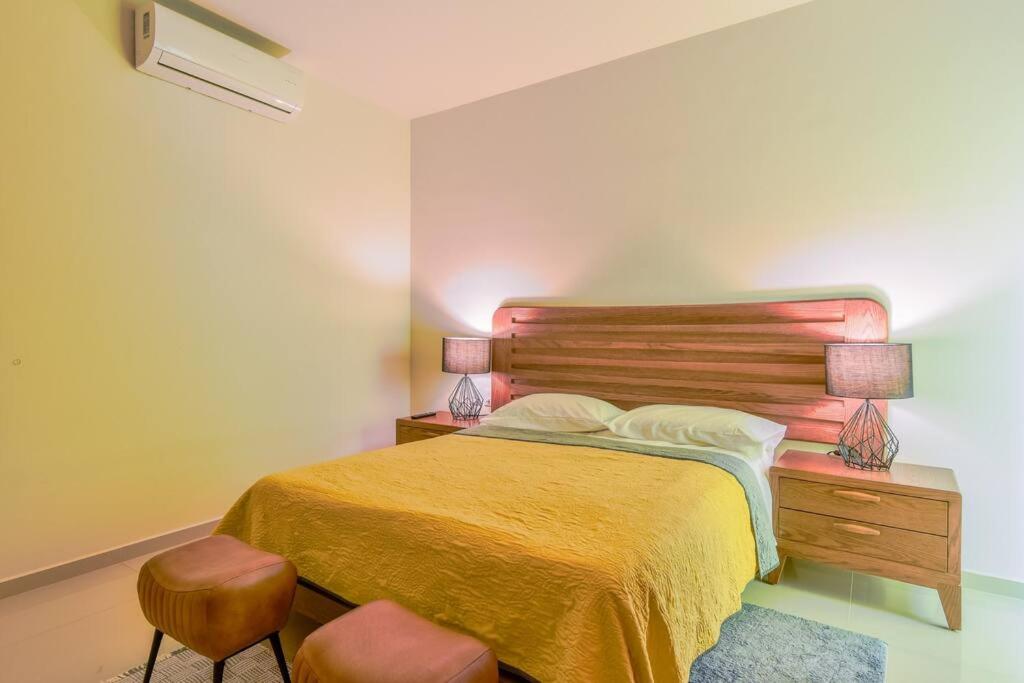 Bonito condo Zona Dorada con Piscina y Cochera