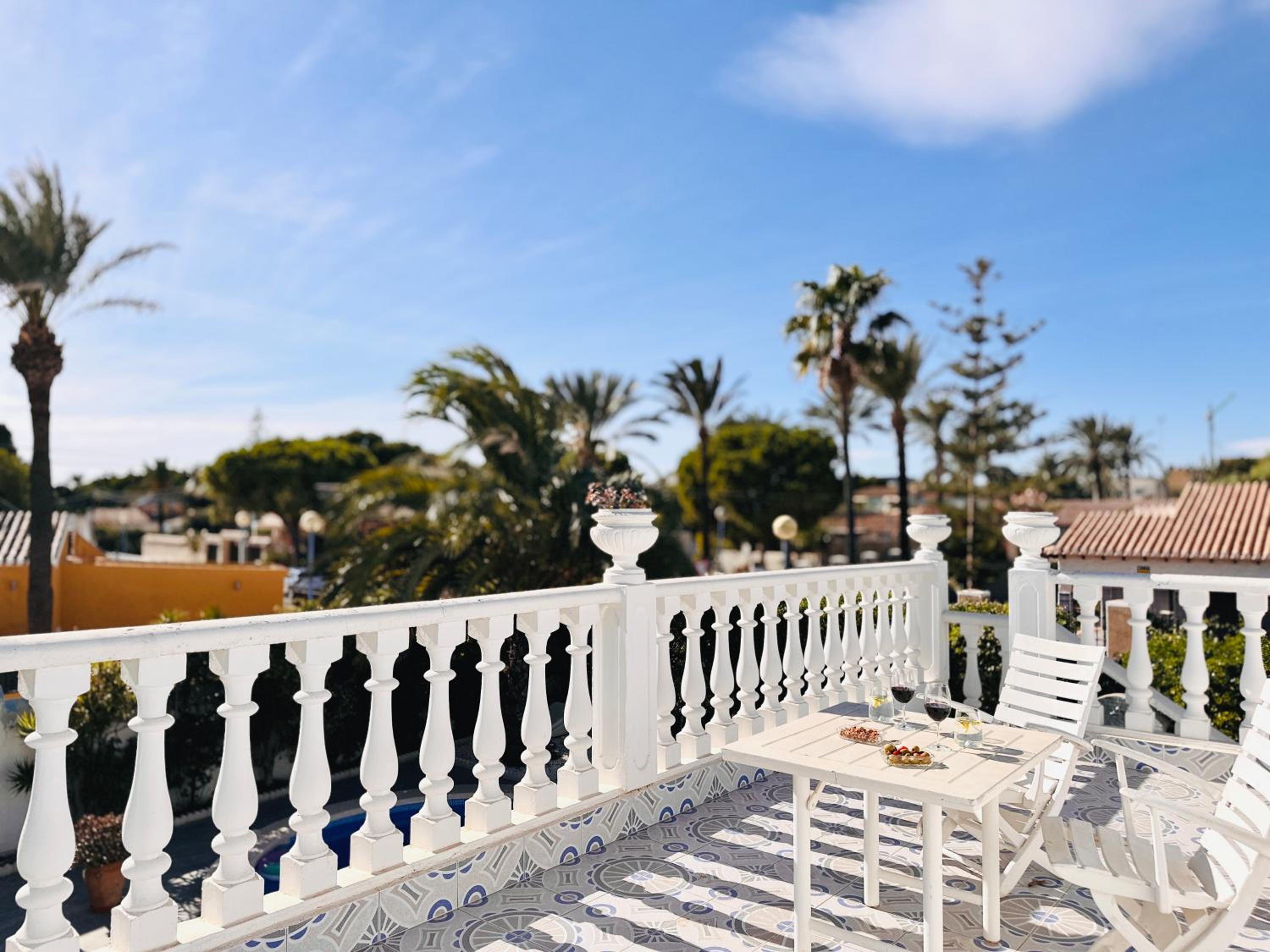 Sonnige Villa mit privatem Pool & Dachterrasse