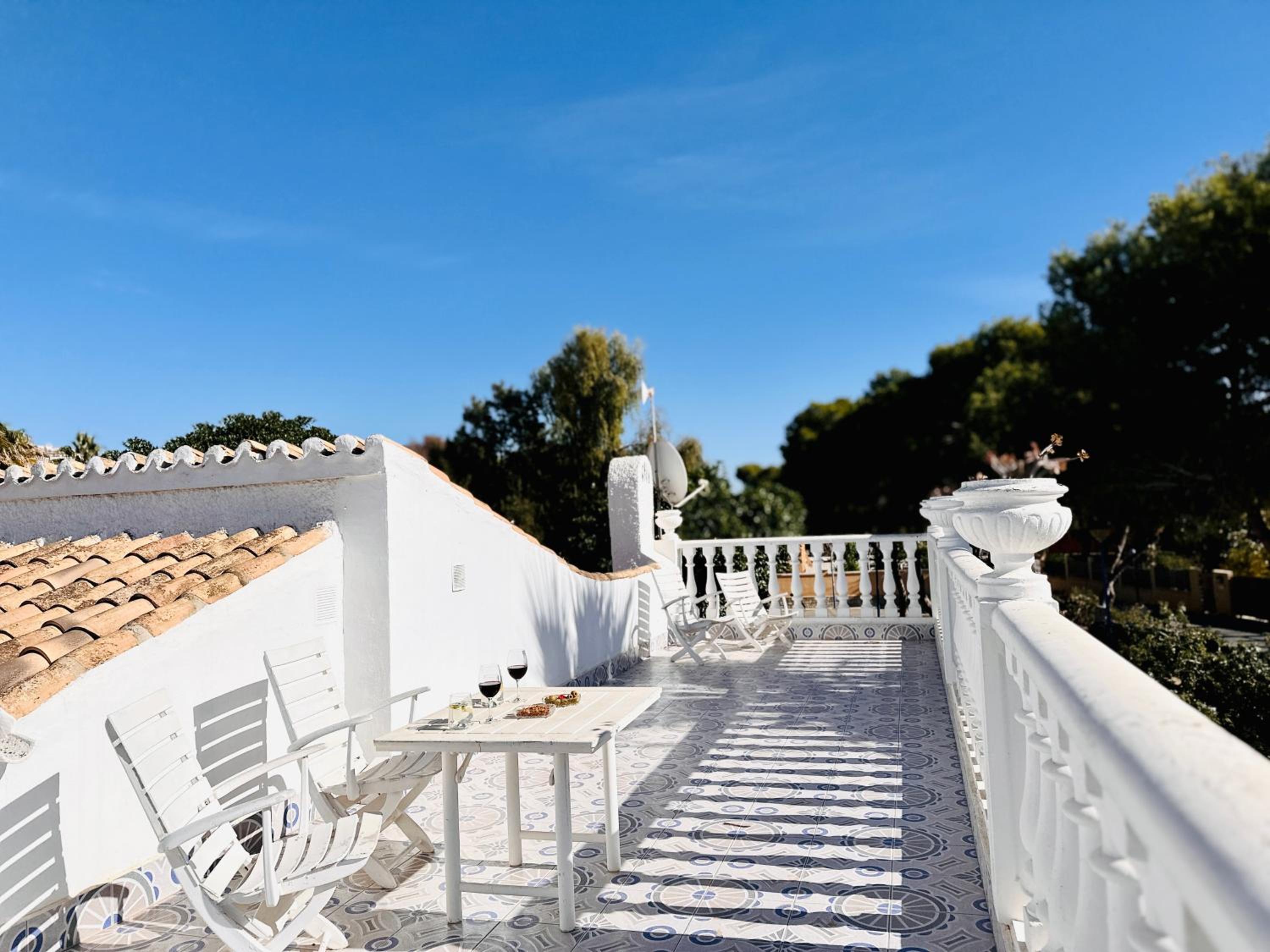 Sonnige Villa mit privatem Pool & Dachterrasse