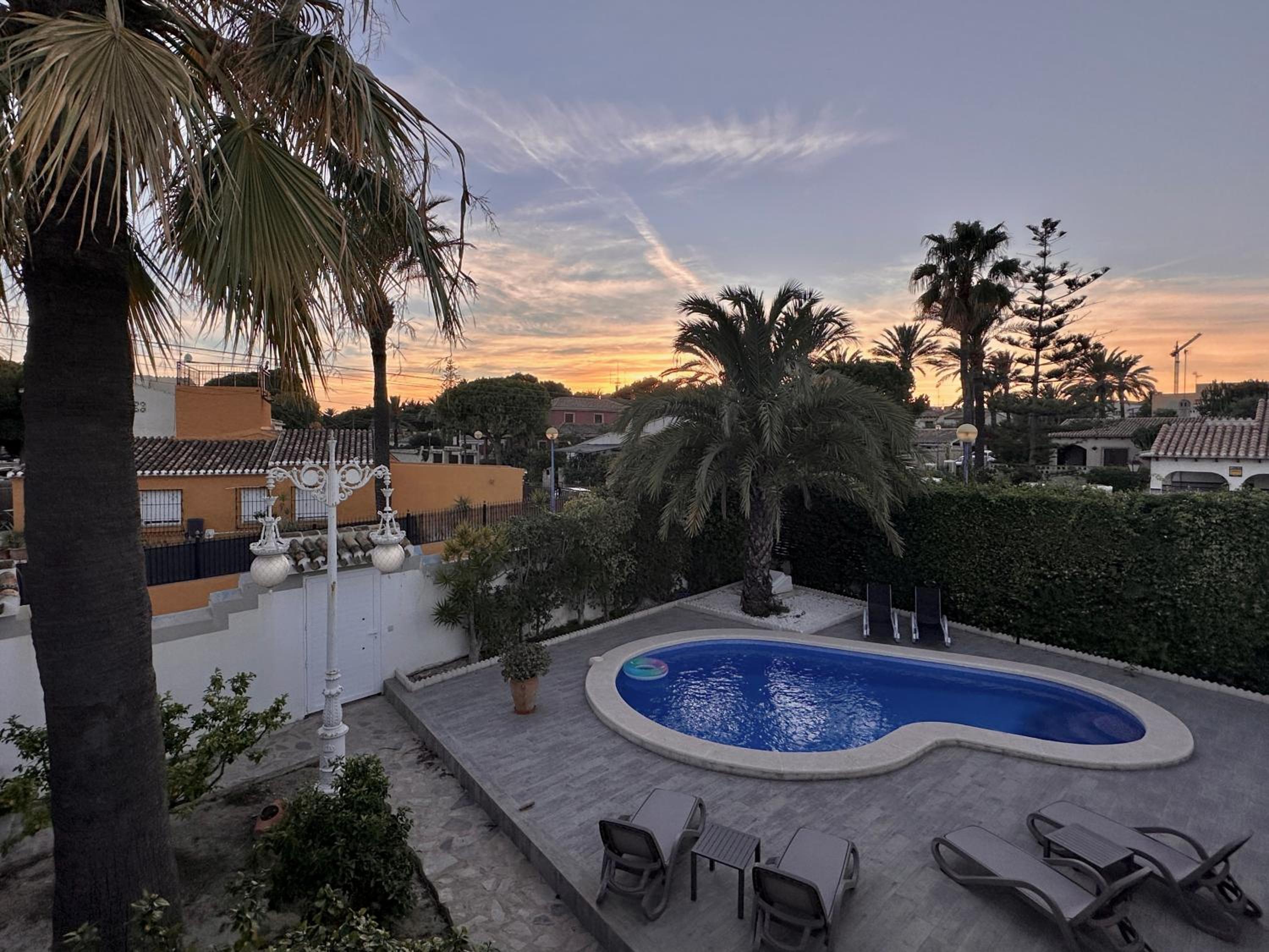 Sonnige Villa mit privatem Pool & Dachterrasse
