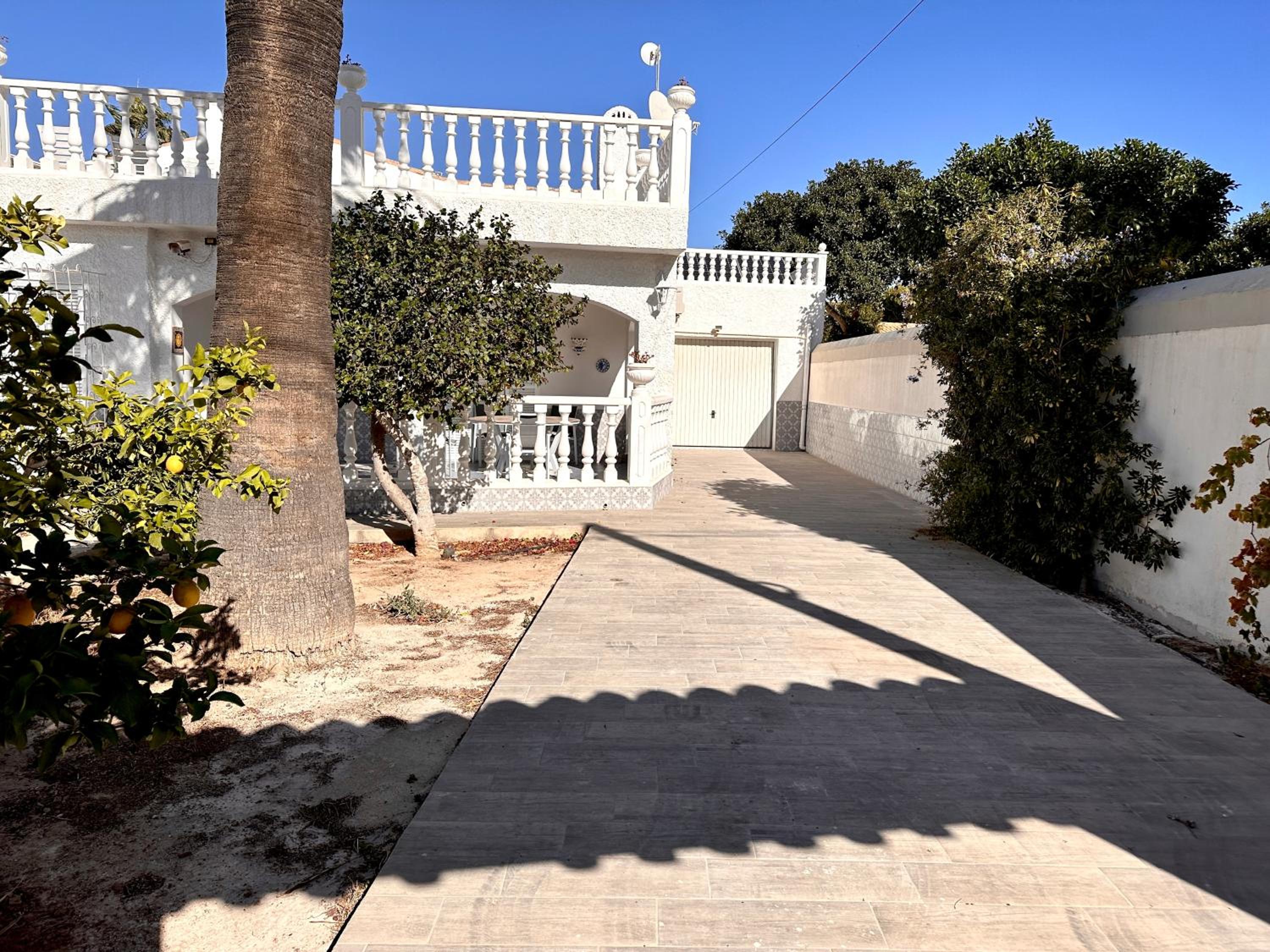 Sonnige Villa mit privatem Pool & Dachterrasse