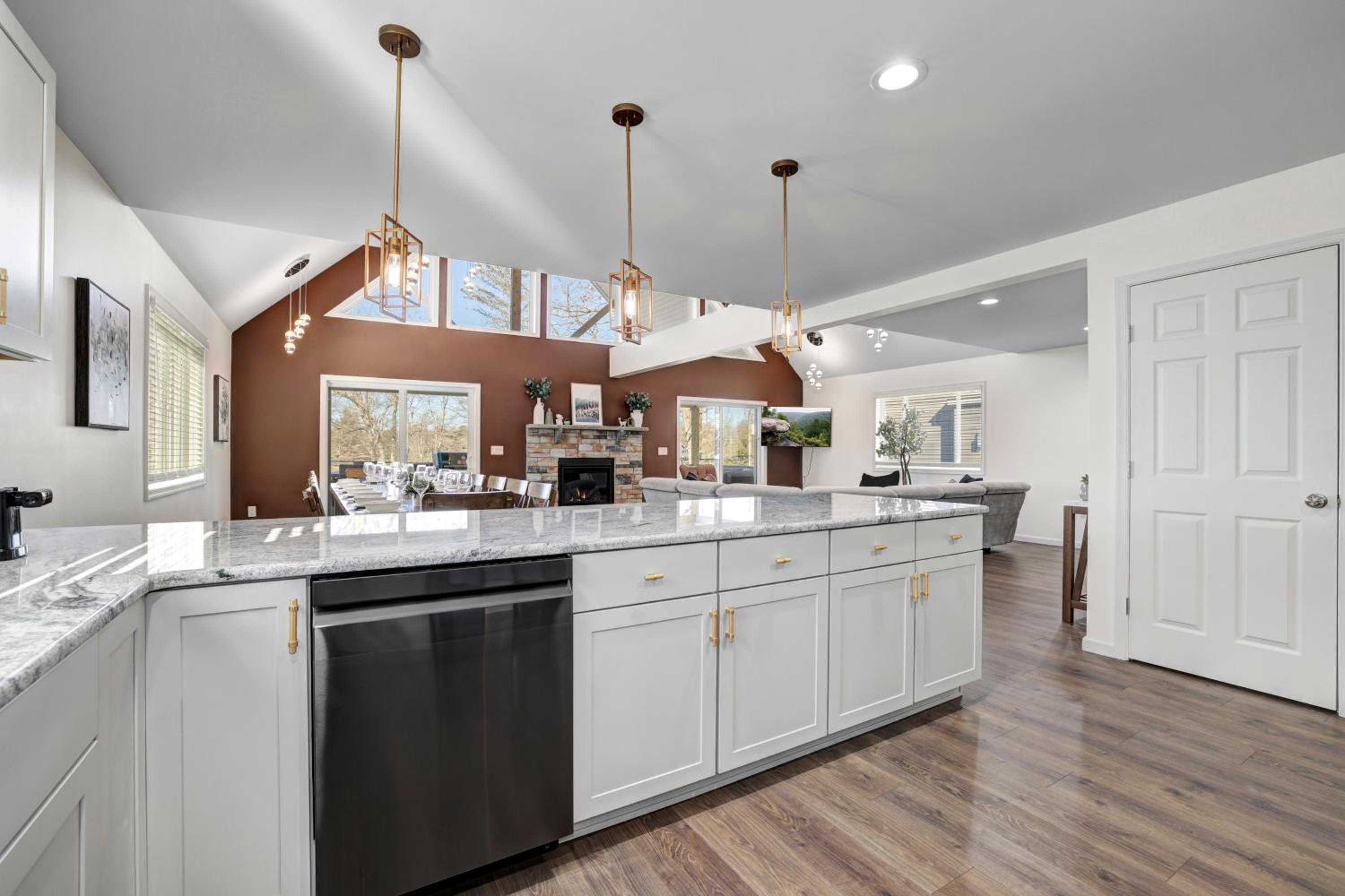 LakeView Retreat A Luxe 8BR 5B Haven 28 Sleeps view 4