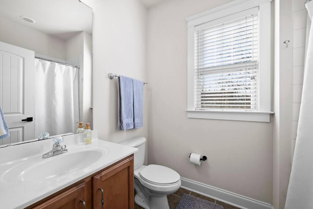 3BR/3.5bath Uptown Aloft house. view 2