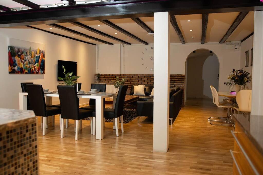 Historical Malt Factory Apartment, 6 Bedrooms, sleeps 12 , Hot Tub view 4