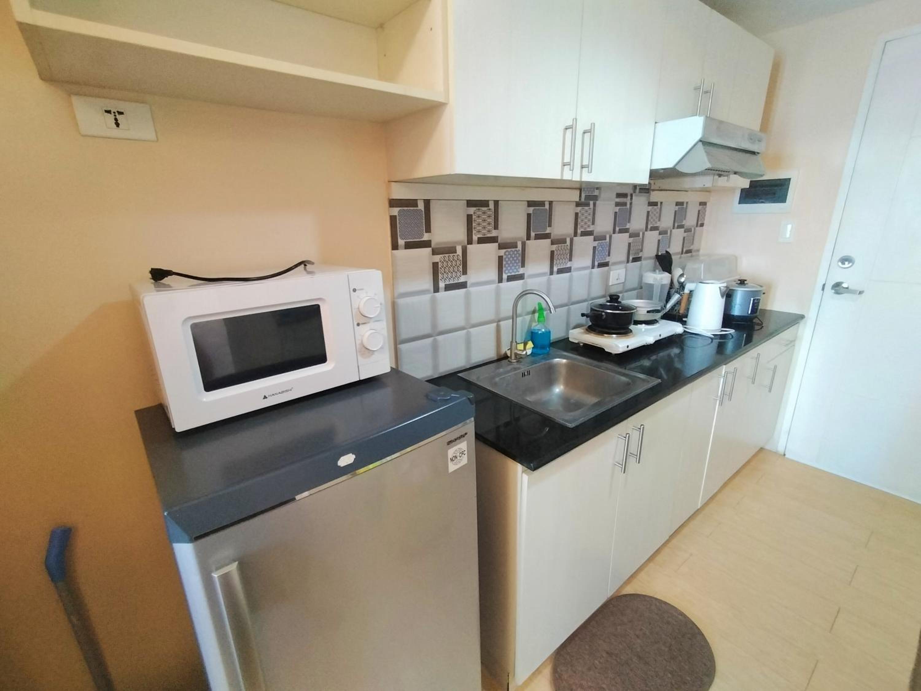Studio-type Condo in Cebu City with Wi-Fi, Netflix, Pool and Gym view 2