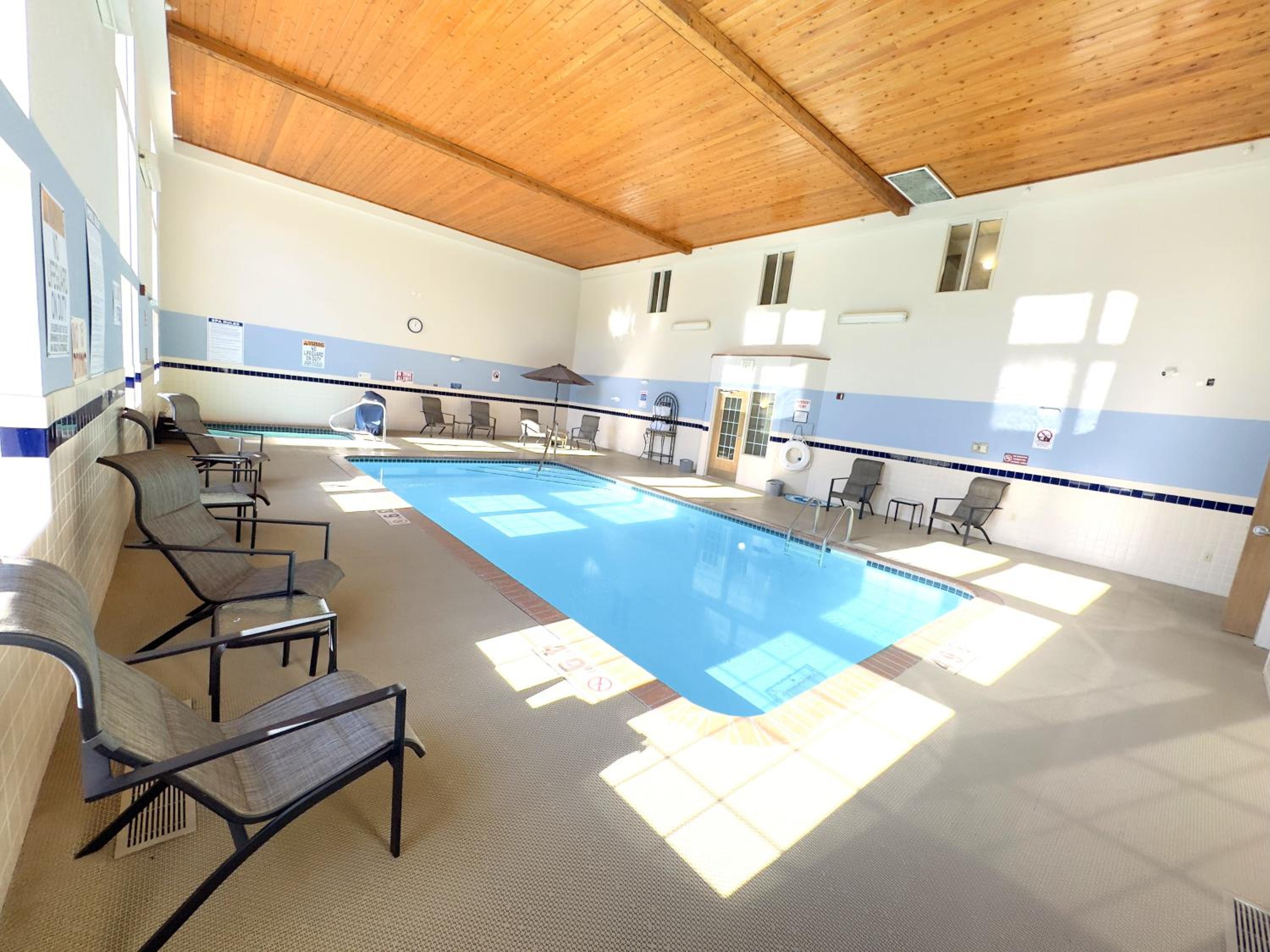 Country Trails Inn &Suites