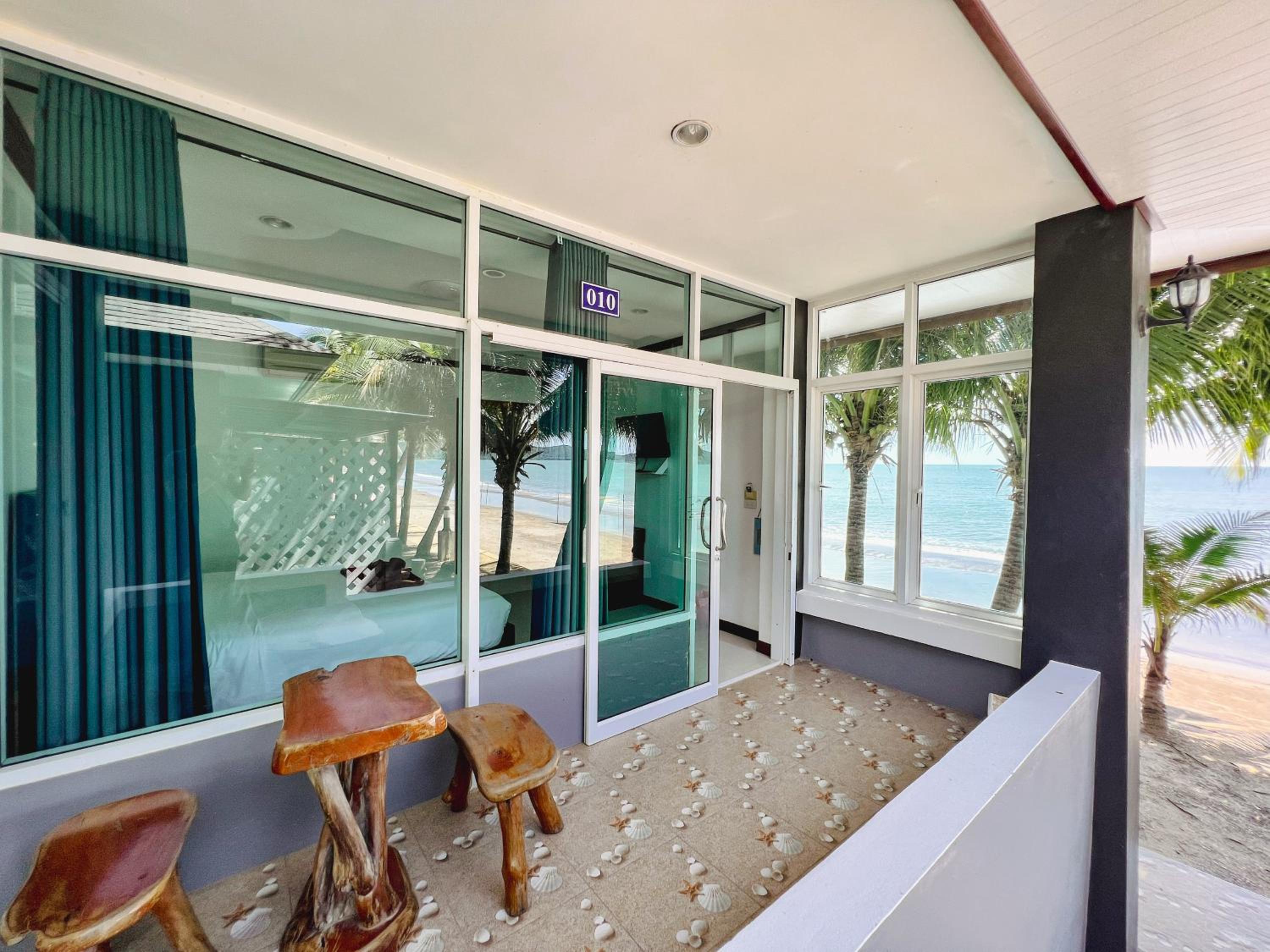 Baan Faa Talaychan Resort