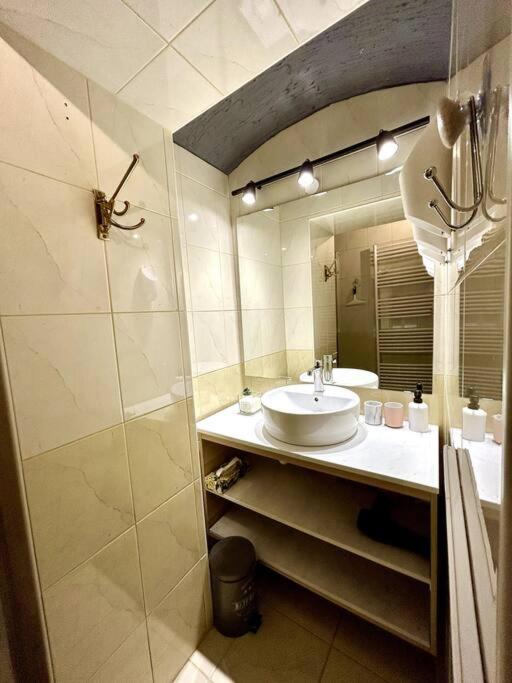 Charming appartment 3-min walk to old town - FREE PARKING view 5