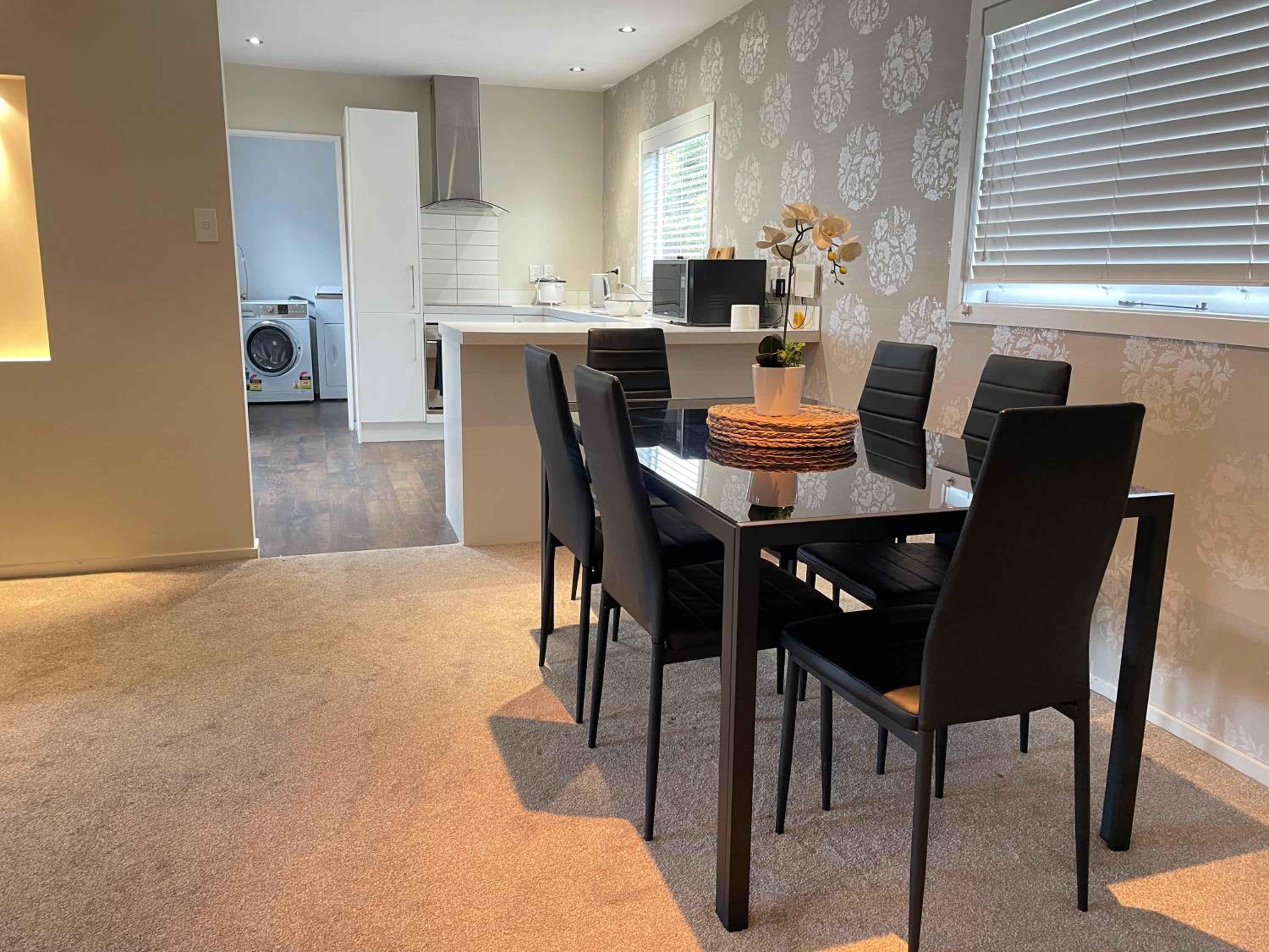 University 3bdrm house w/ Carpark view 5
