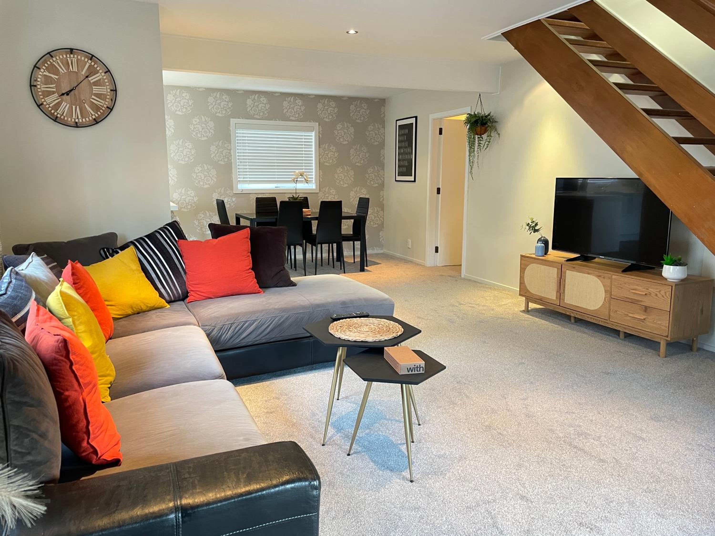 University 3bdrm house w/ Carpark view 4