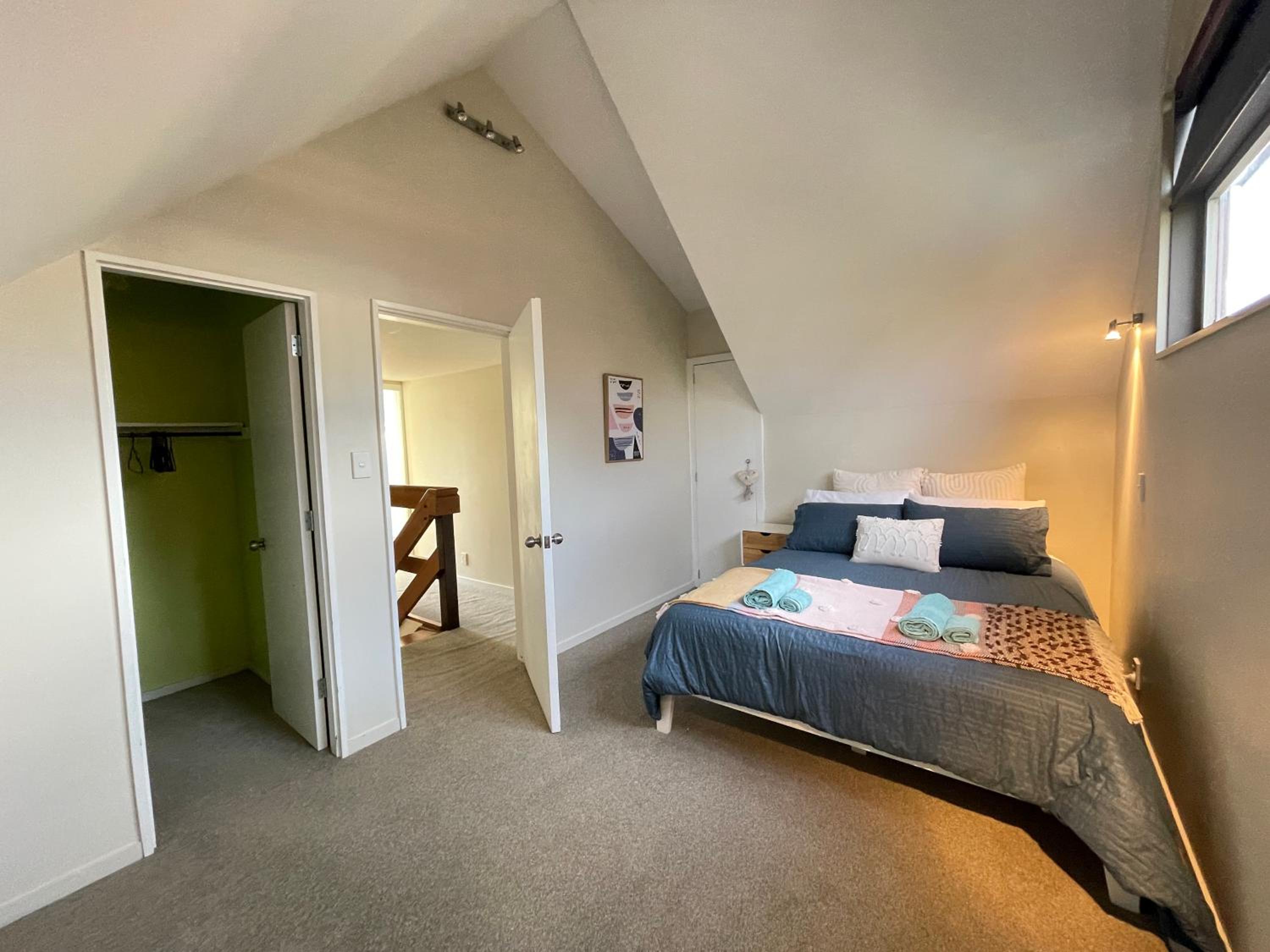 University 3bdrm house w/ Carpark view 3
