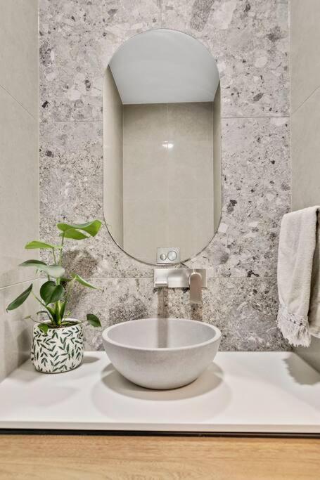 Rainforest Villa: Luxe Escape