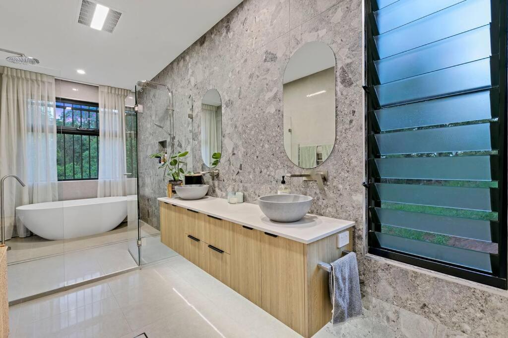 Rainforest Villa: Luxe Escape