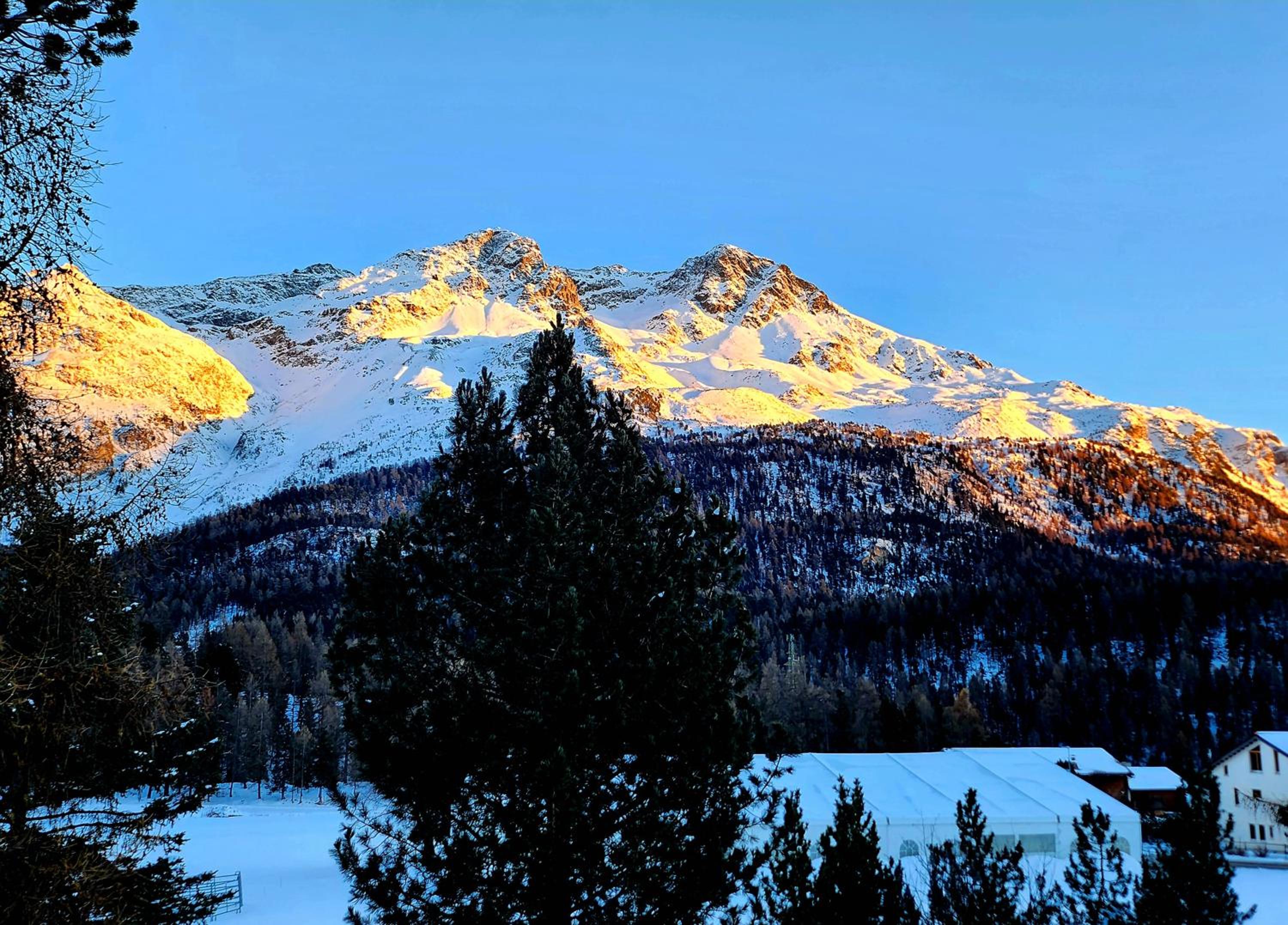 Modernes Alpenstudio mit Bergblick, Pool und Sauna