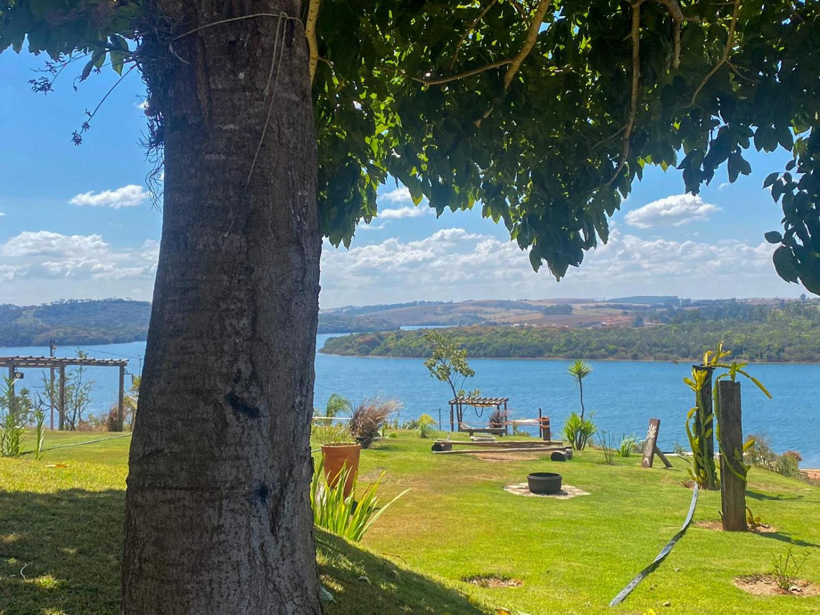 Casa em ponto turístico de Carrancas, com PISCINA, VISTA de Cinema, 3 Suítes, cozinha EQUIPADA, NATUREZA exuberante, acesso à represa