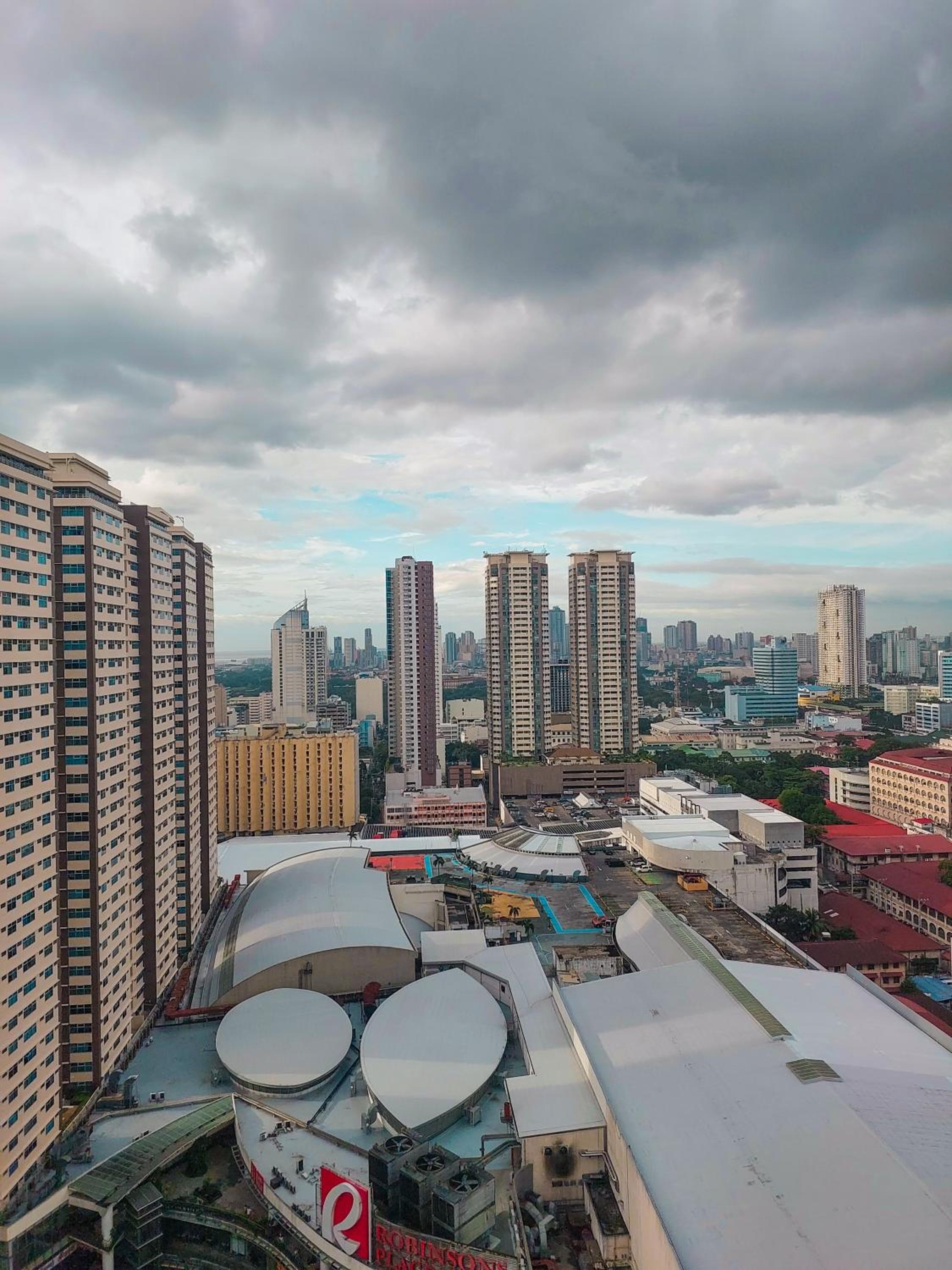 Budget Family Room w FREE pool access in Manila view 5