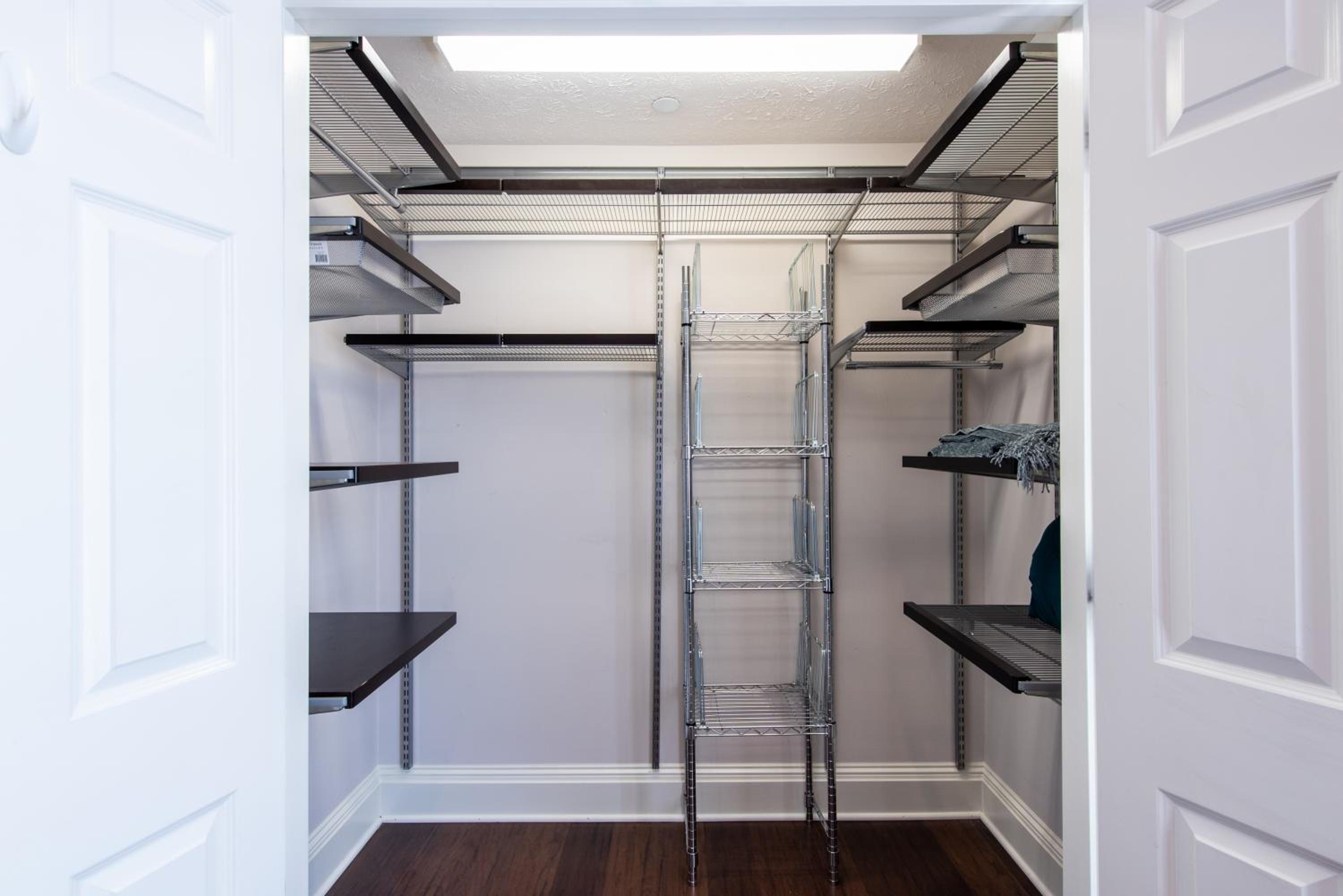 Luxe Louisville Condo~King BR~Near YUM Center