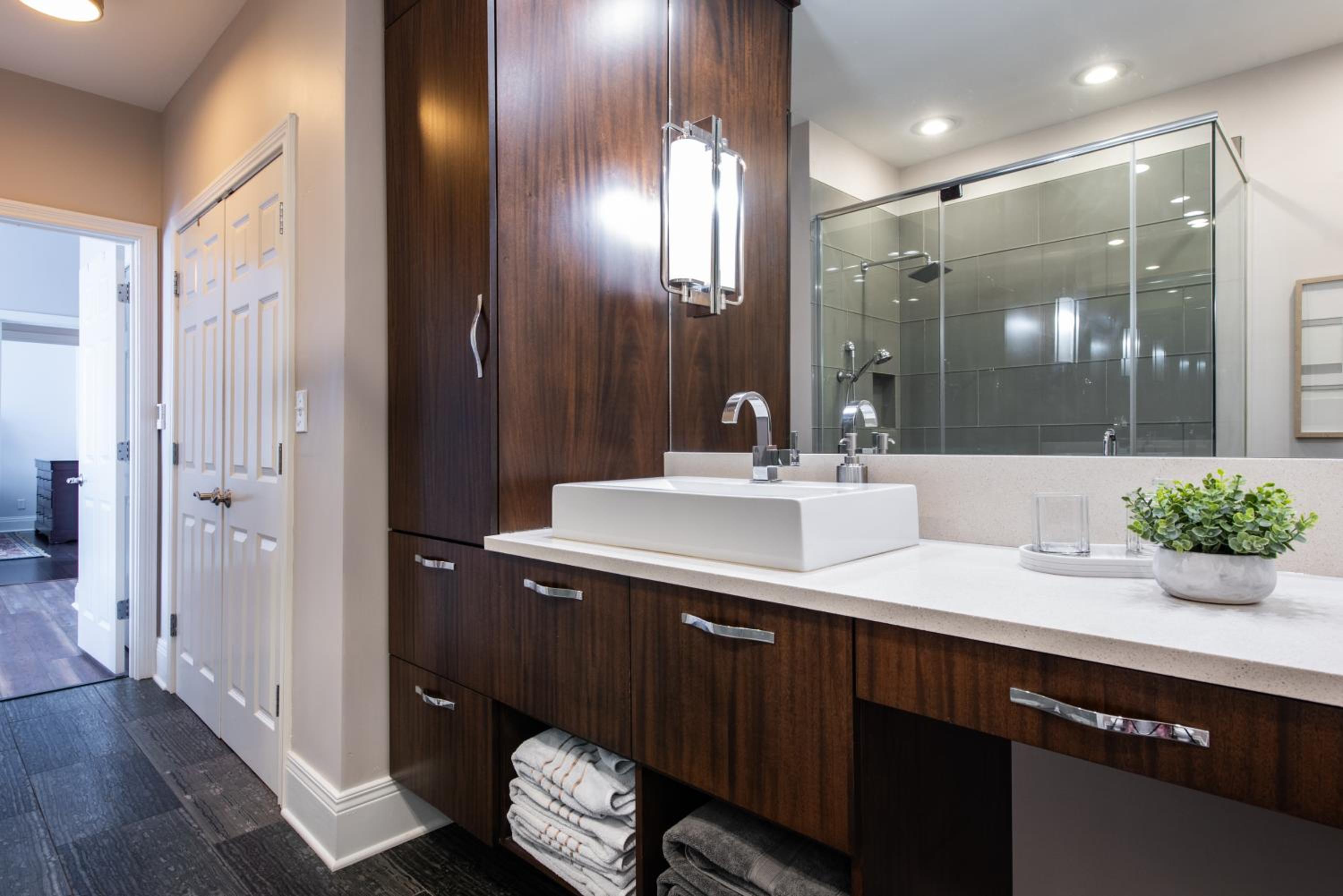Luxe Louisville Condo~King BR~Near YUM Center
