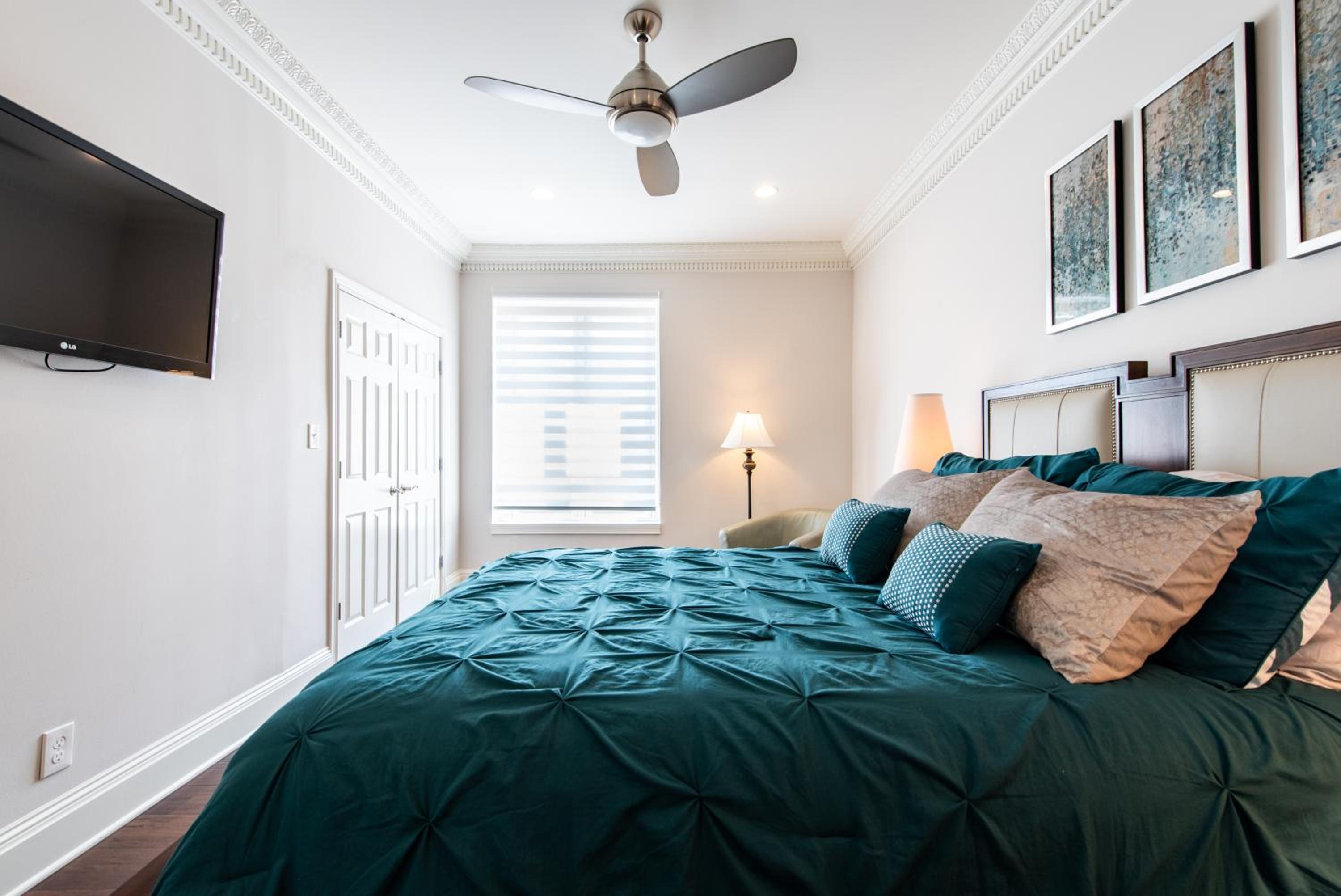 Luxe Louisville Condo~King BR~Near YUM Center