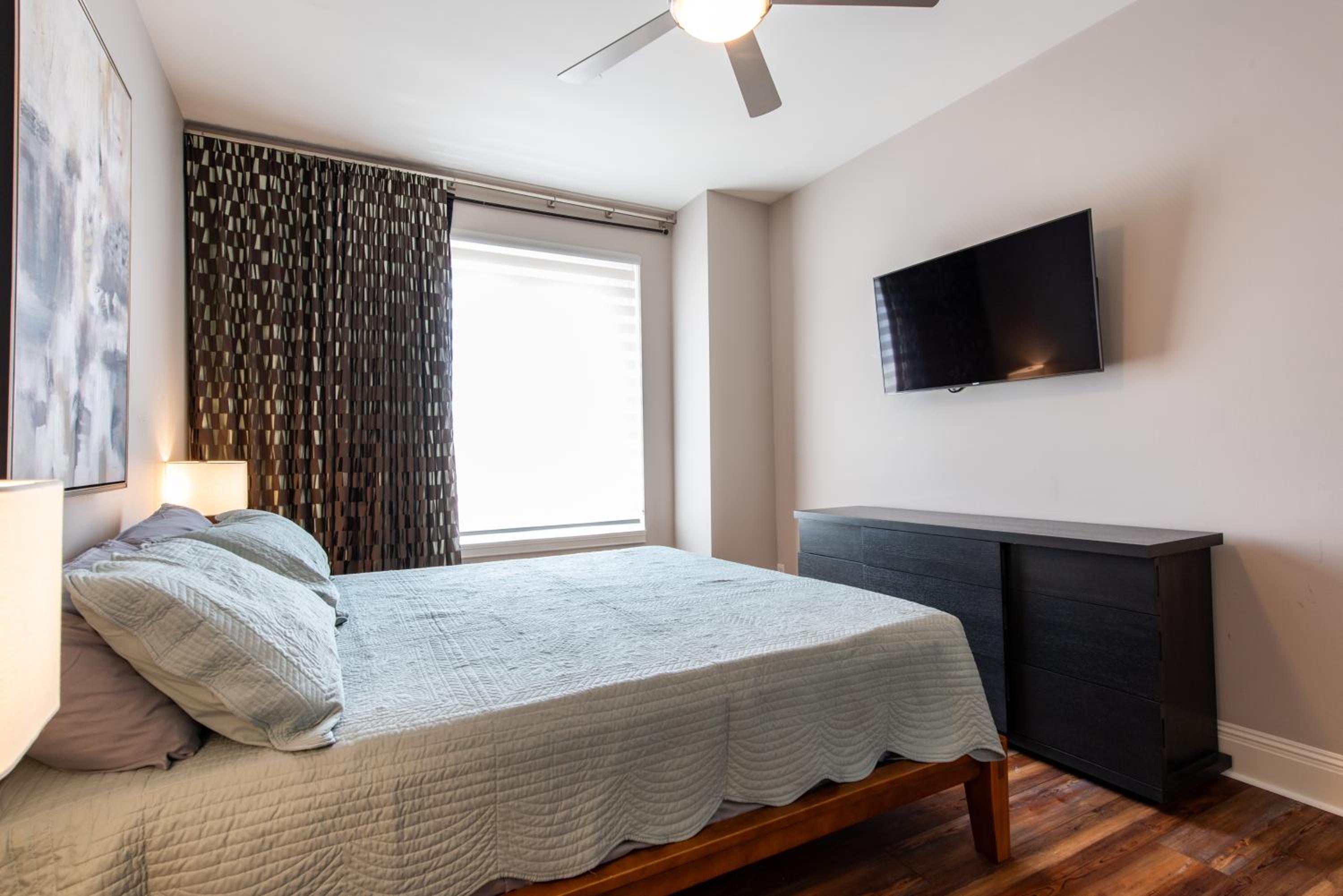 Luxe Louisville Condo~King BR~Near YUM Center