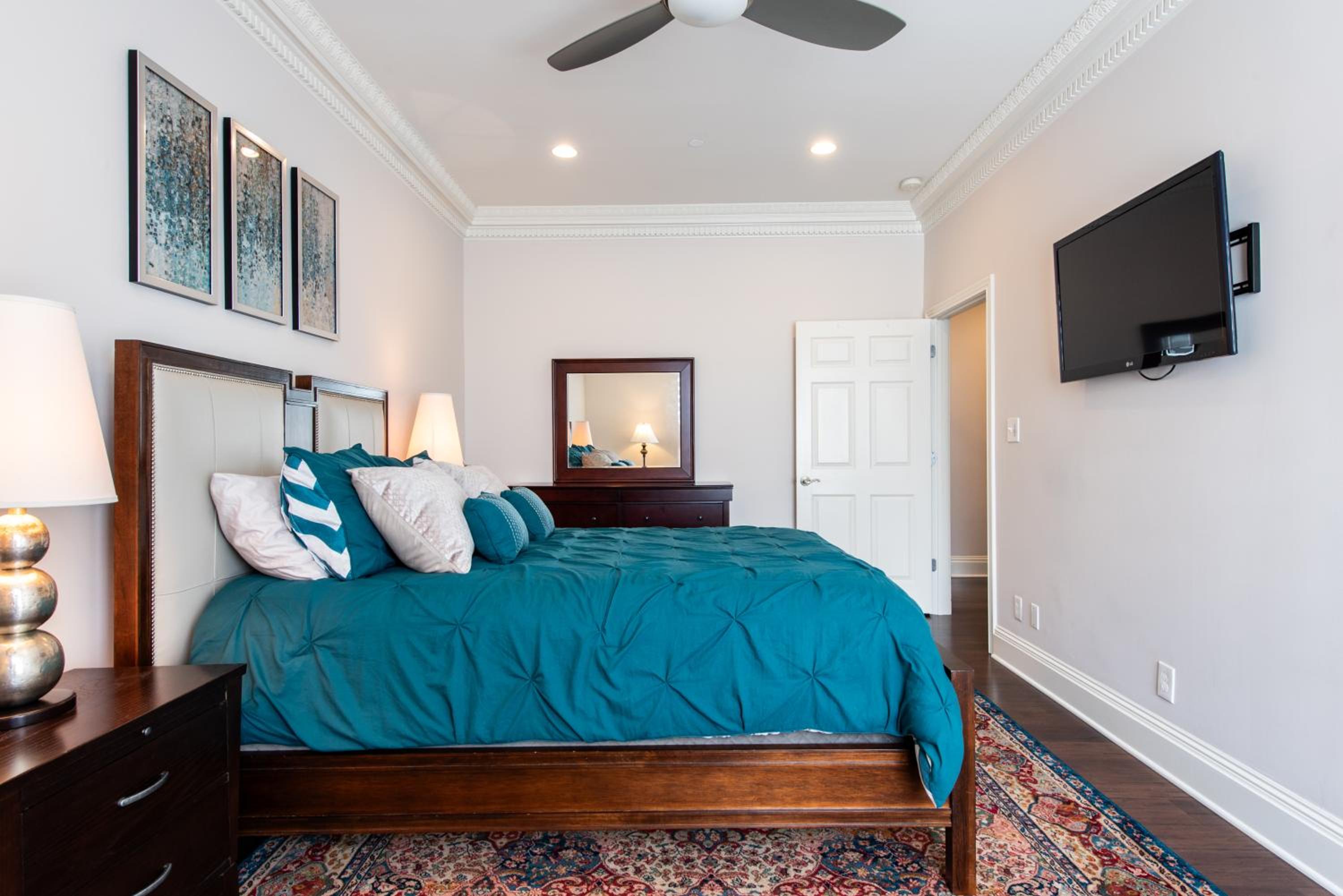 Luxe Louisville Condo~King BR~Near YUM Center