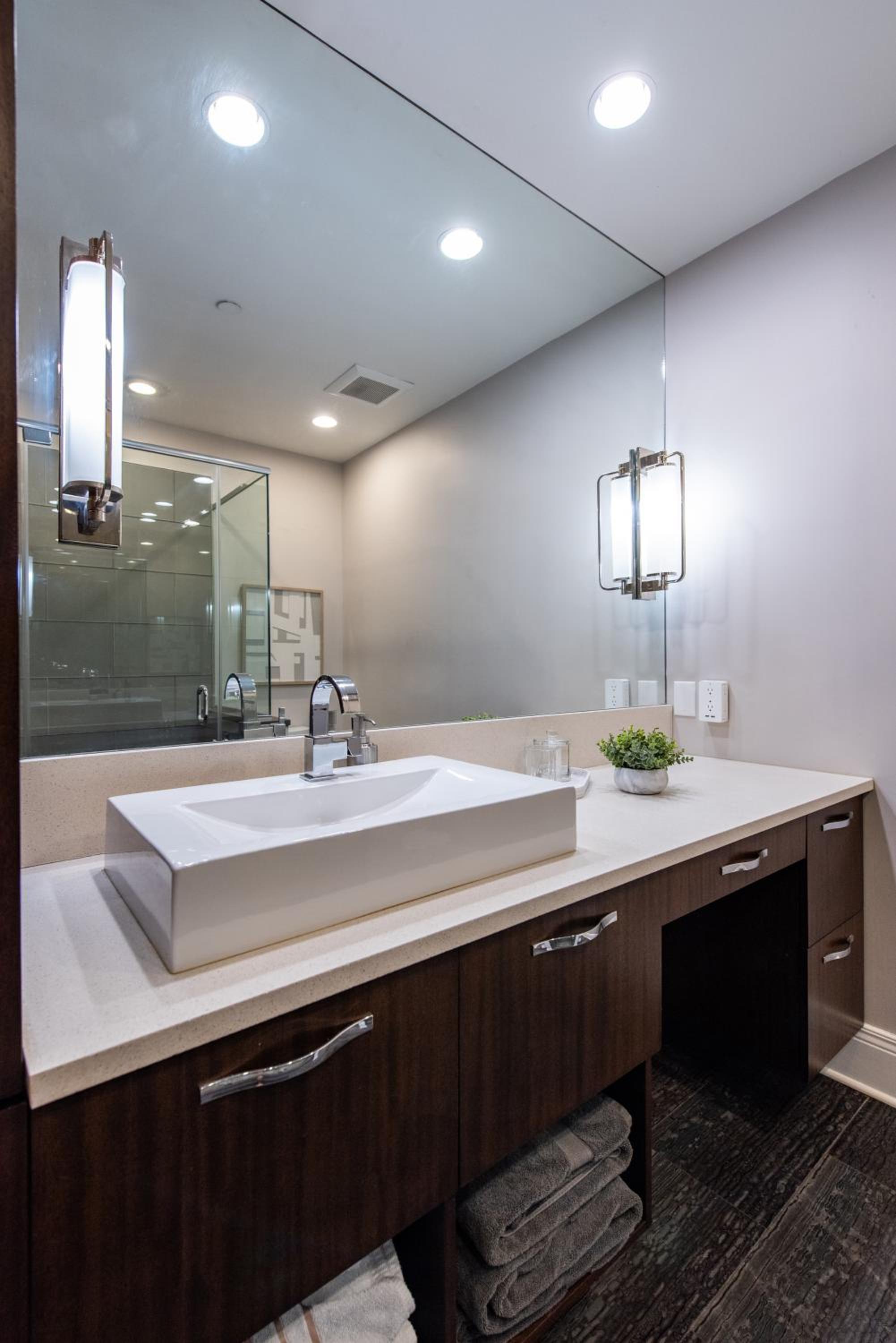 Luxe Louisville Condo~King BR~Near YUM Center