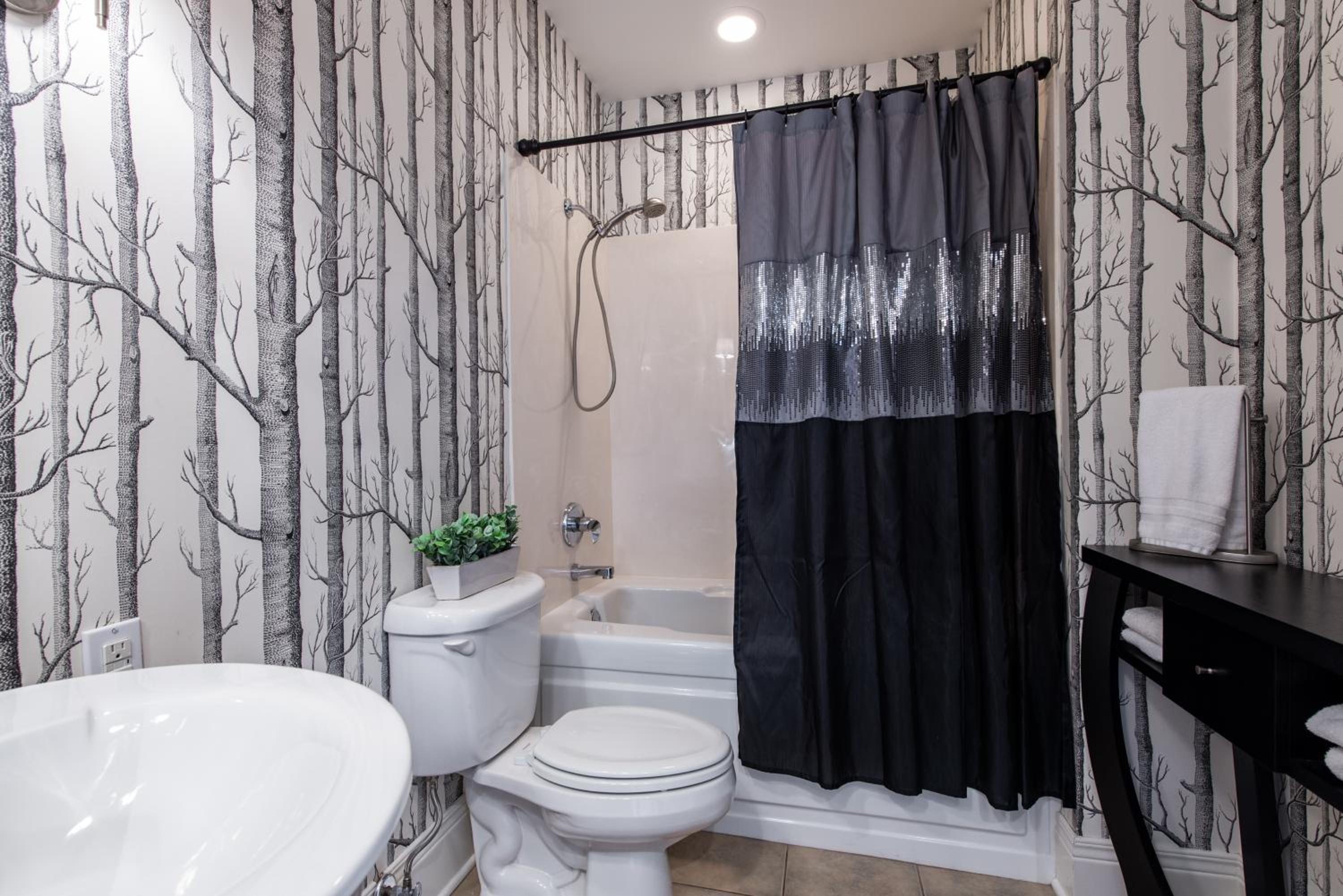 Luxe Louisville Condo~King BR~Near YUM Center