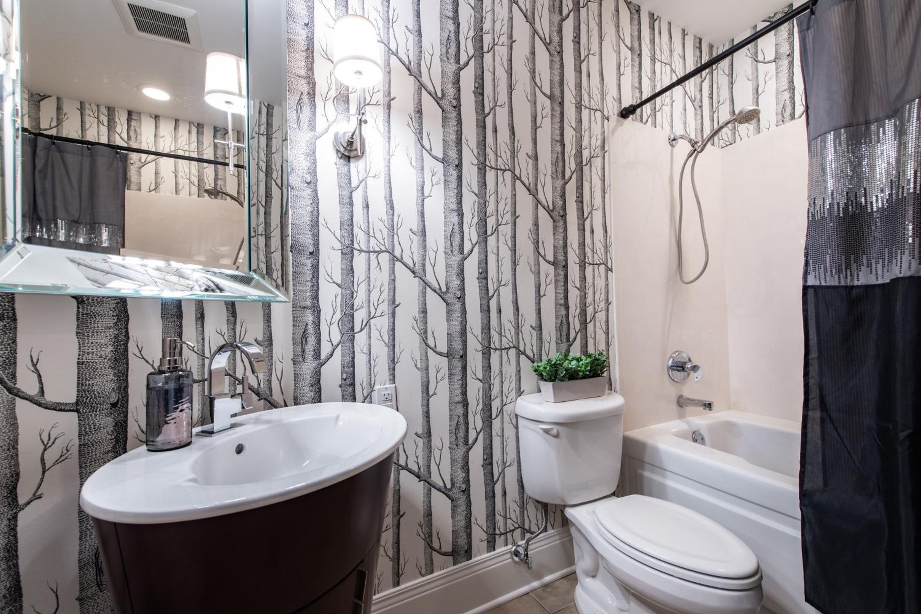 Luxe Louisville Condo~King BR~Near YUM Center